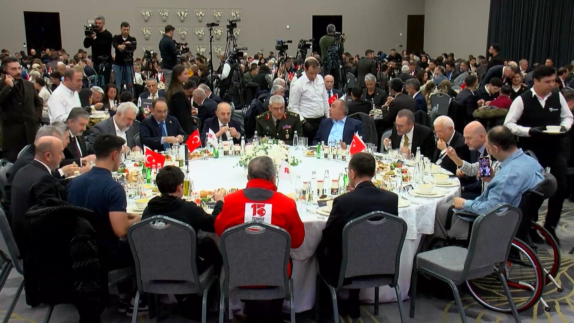 Adalet Bakan Yardımcısı Sedat Ayyıldız iftar programında konuşma yapıyor