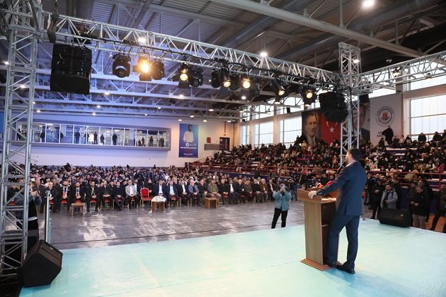 Kağıthane Belediye Başkanı Mevlüt Öztekin gençlere hitap ediyor