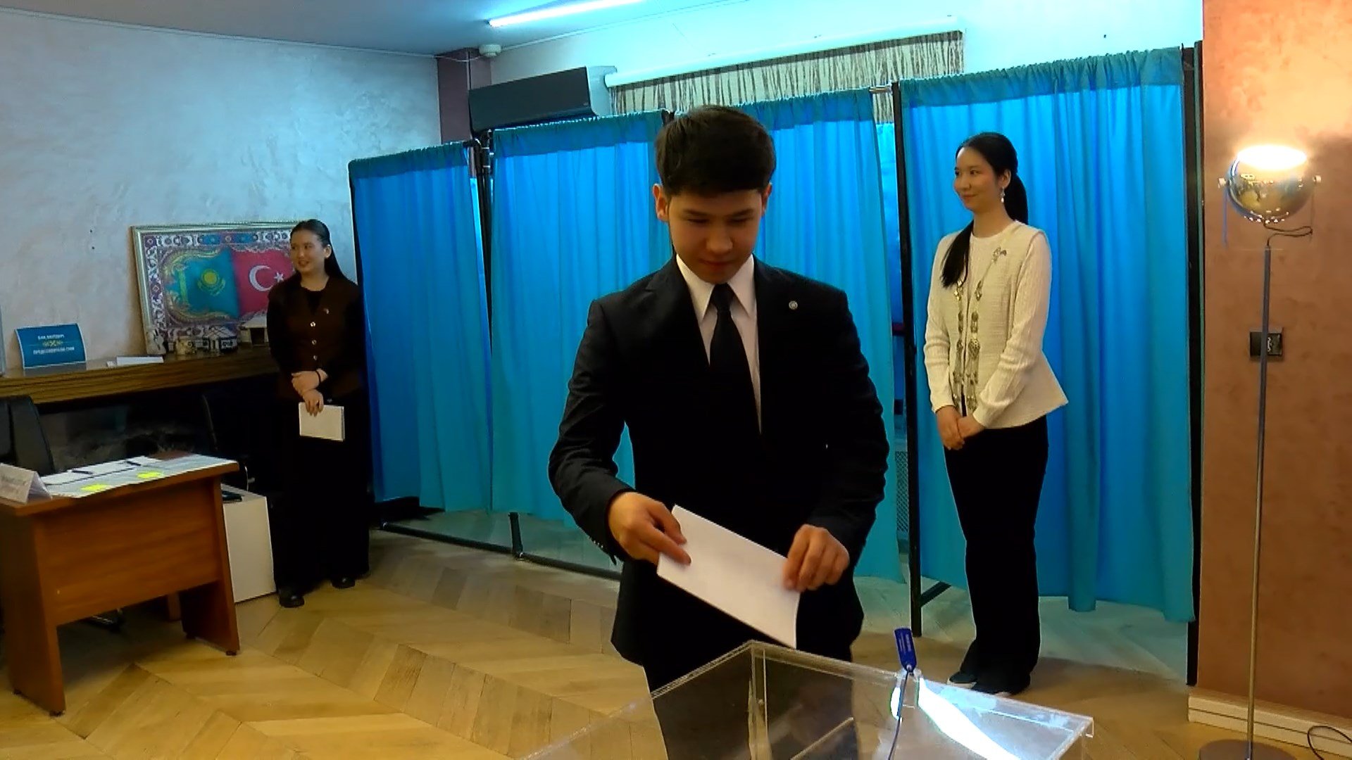 Kazakistan İstanbul Başkonsolosluğu Referandum Sandığı