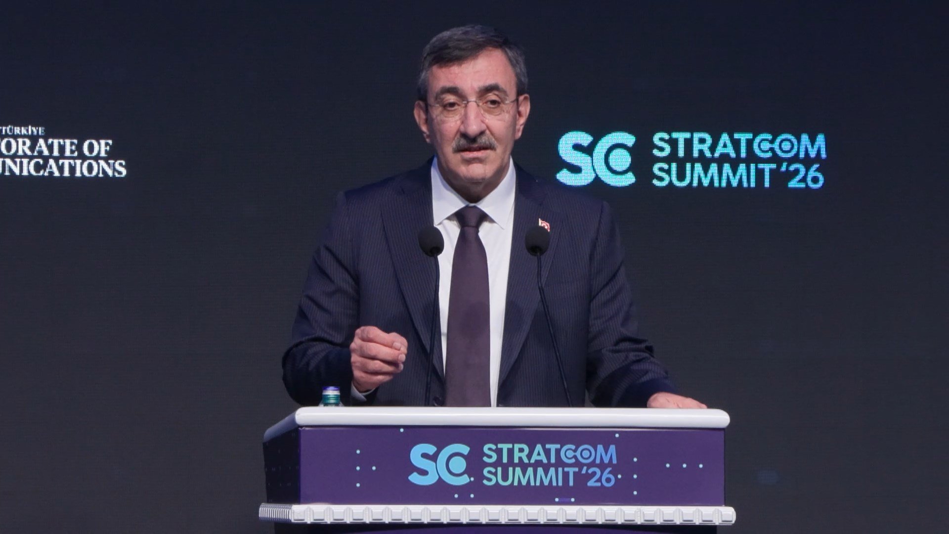 Cevdet Yılmaz hediye takdimi