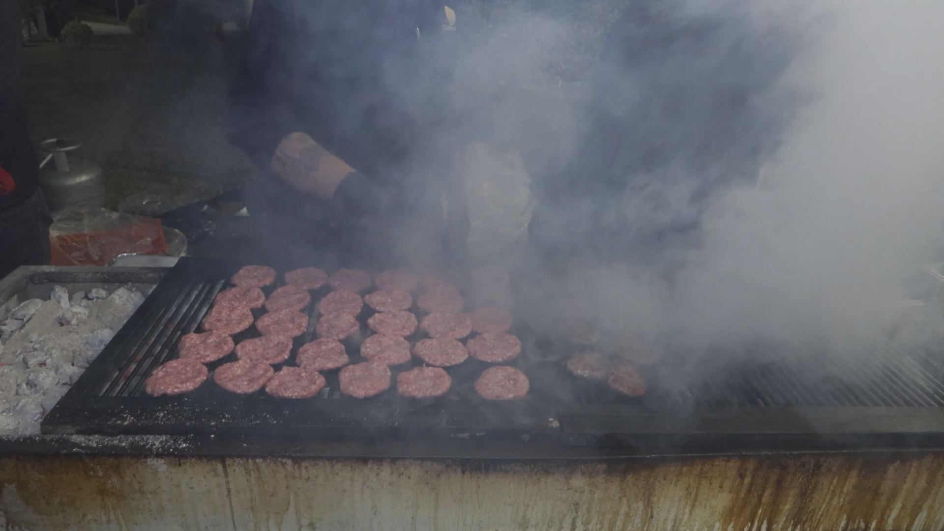 Mustafa Varank vatandaşlara ikramda bulunuyor
