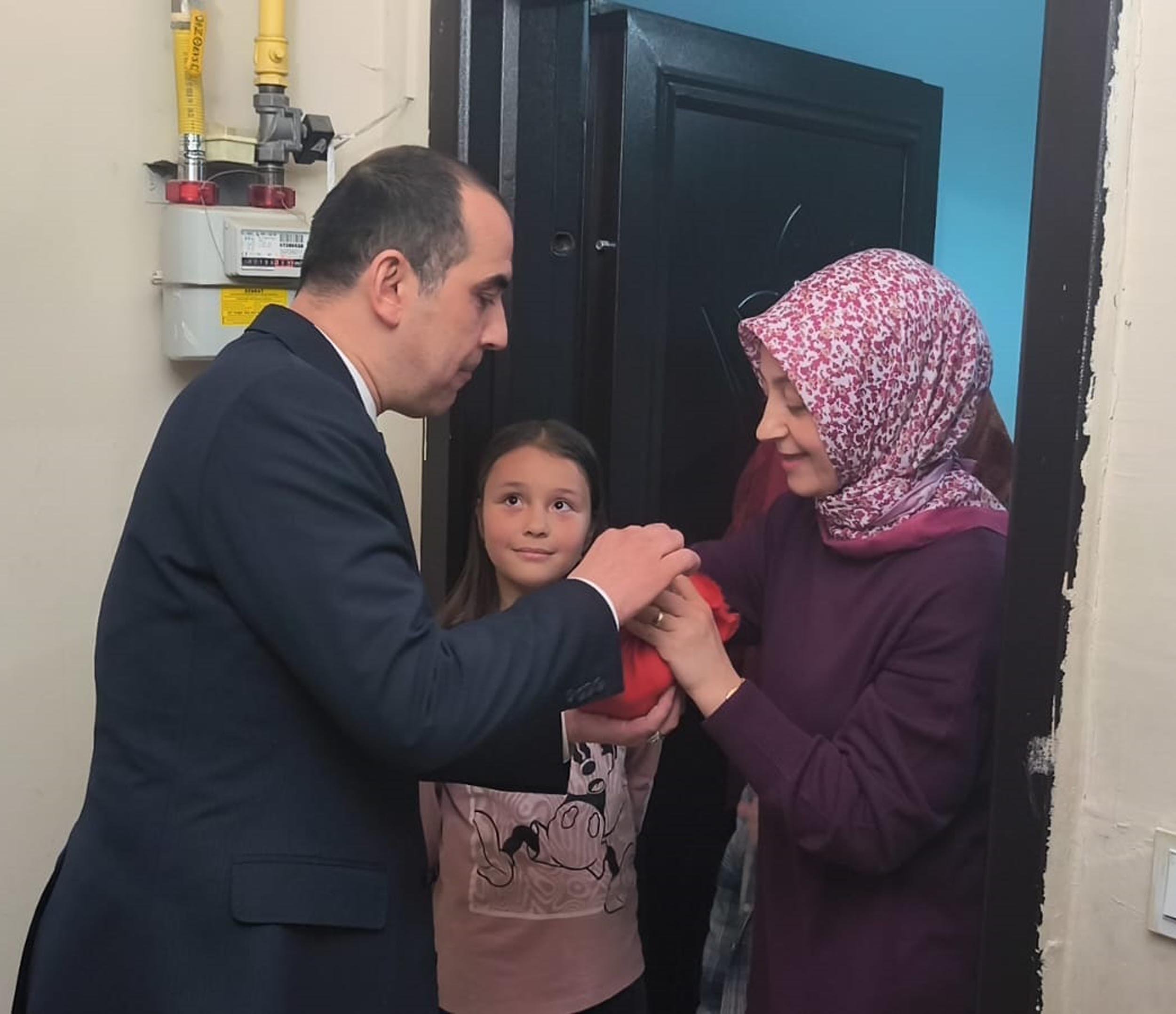 Vali Taşolar Nevruz ateşinin üzerinden atlıyor