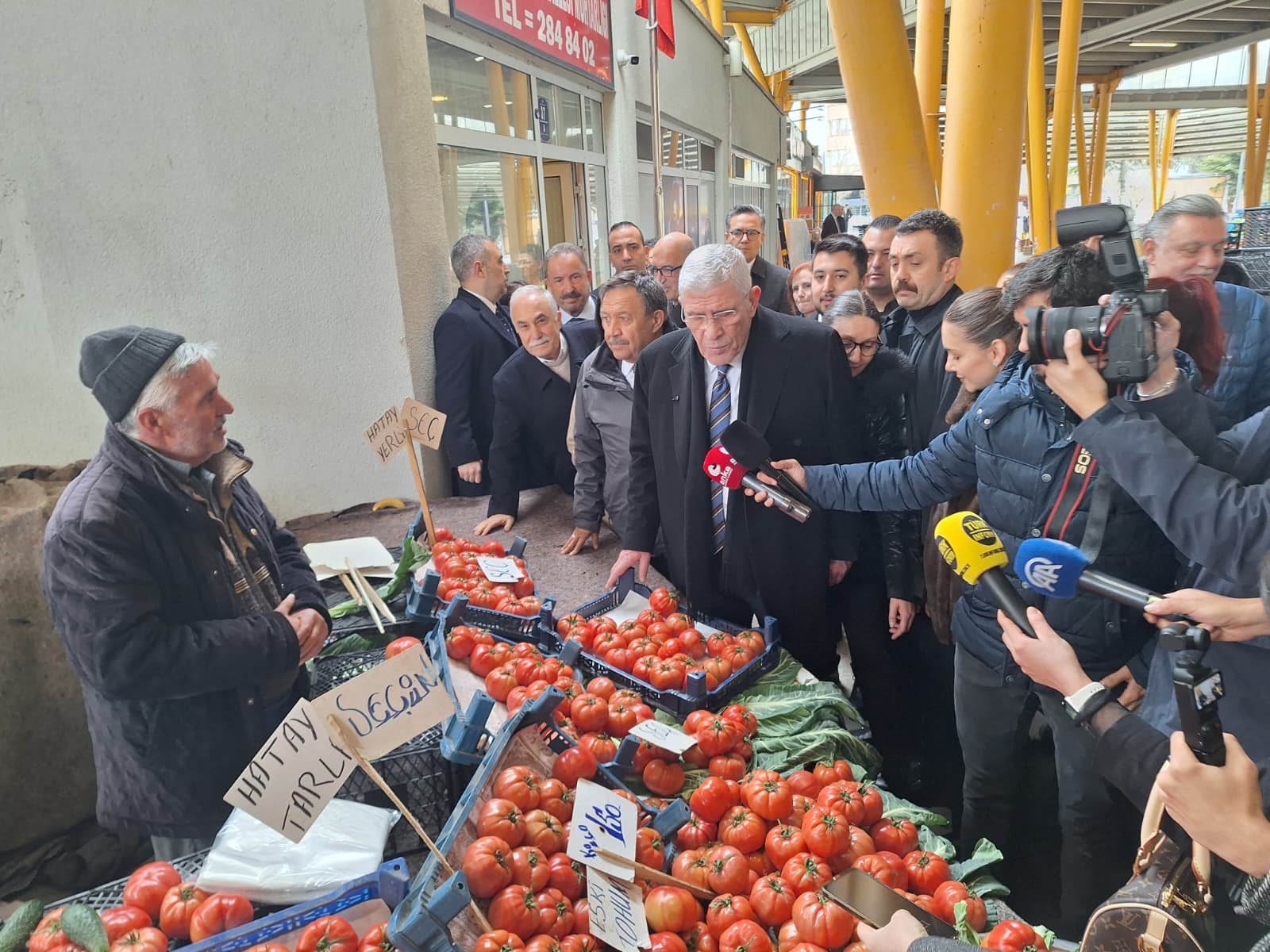 Müsavat Dervişoğlu pazar tezgahında