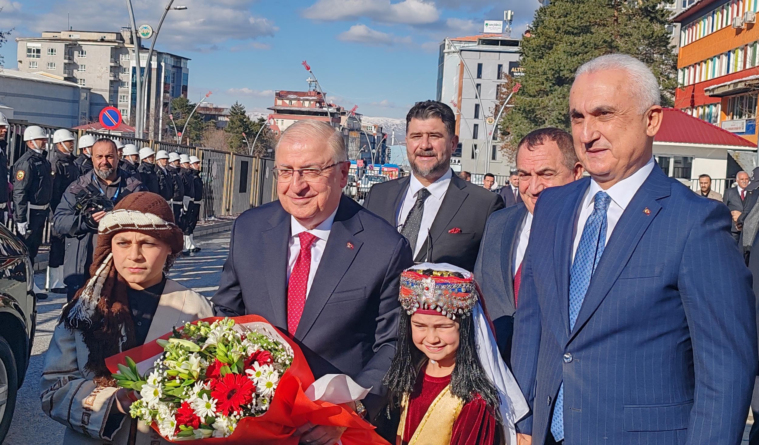 Milli Savunma Bakanı Yaşar Güler