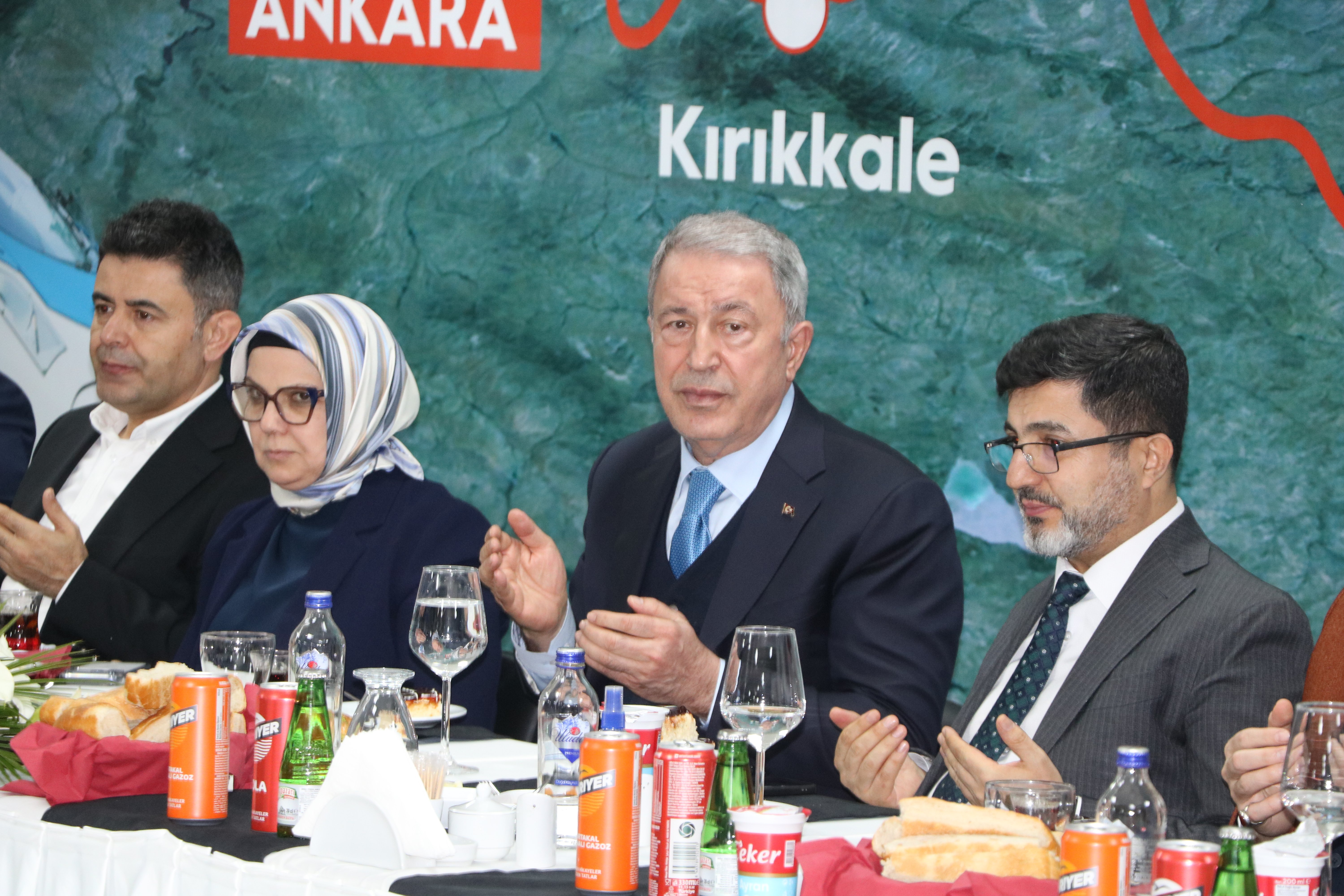 Hulusi Akar programa katılanlarla