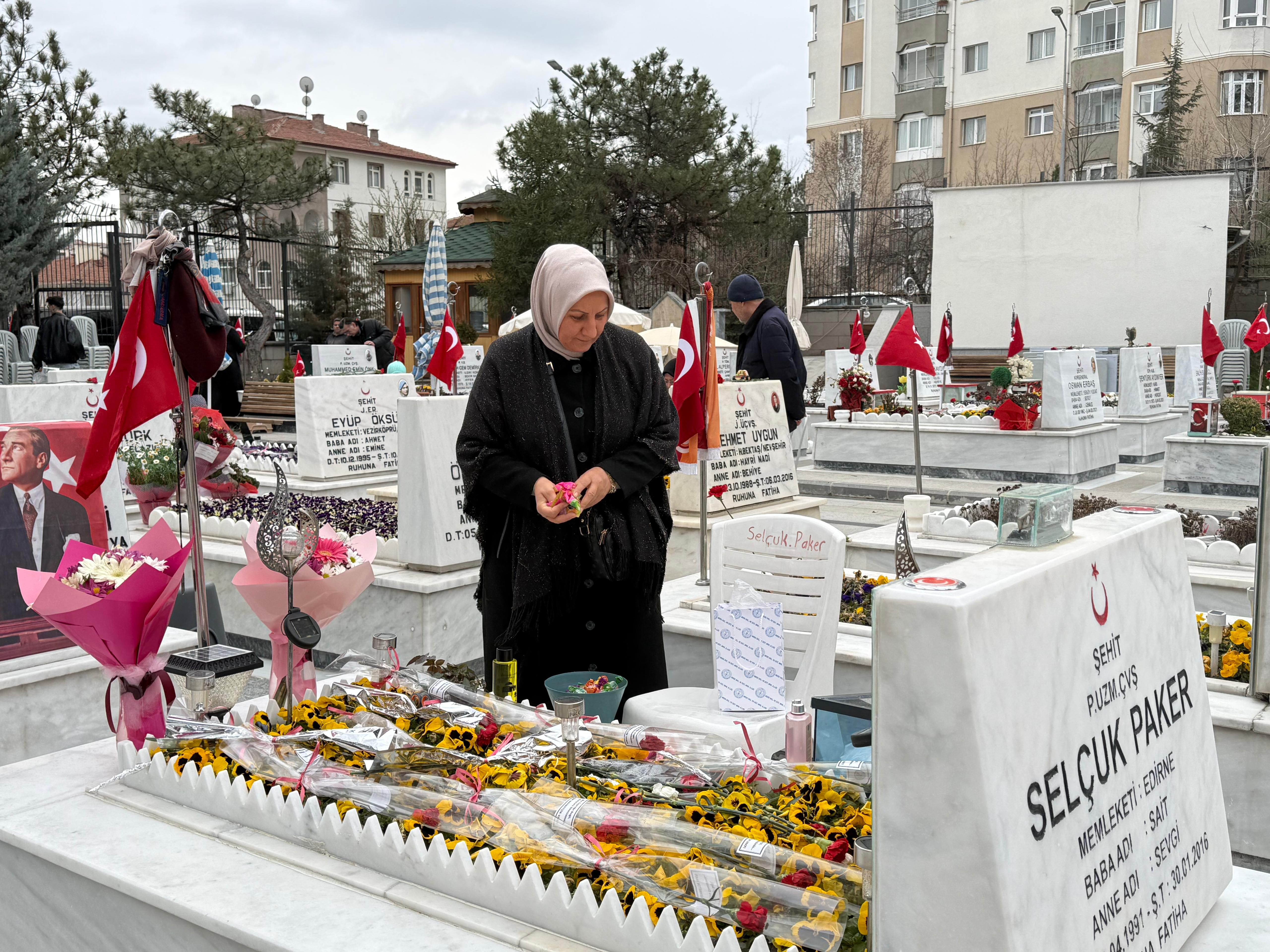 Şehit kabirleri başında Kuran-ı Kerim okunması