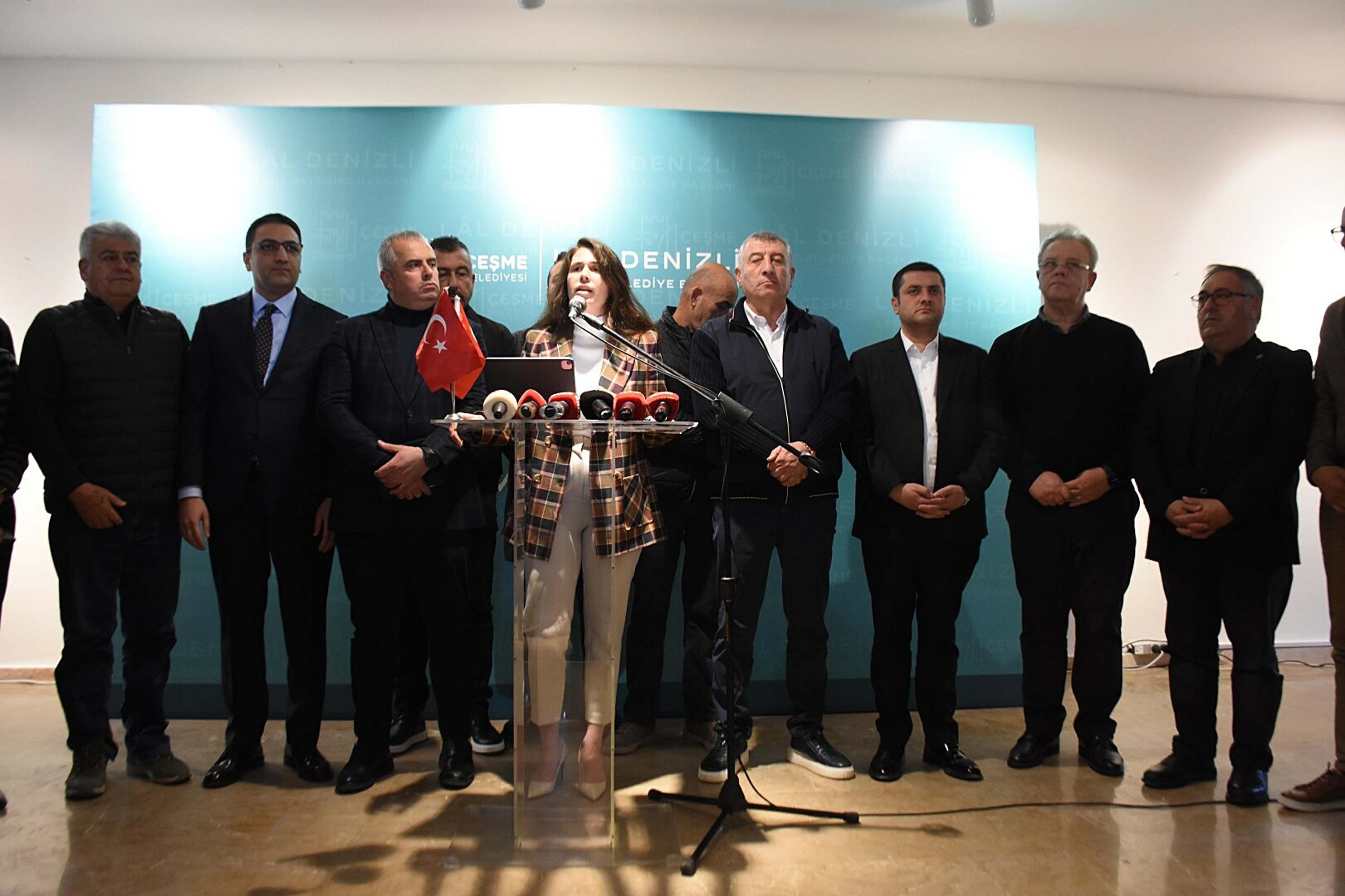 Lal Denizli konuşma yapıyor