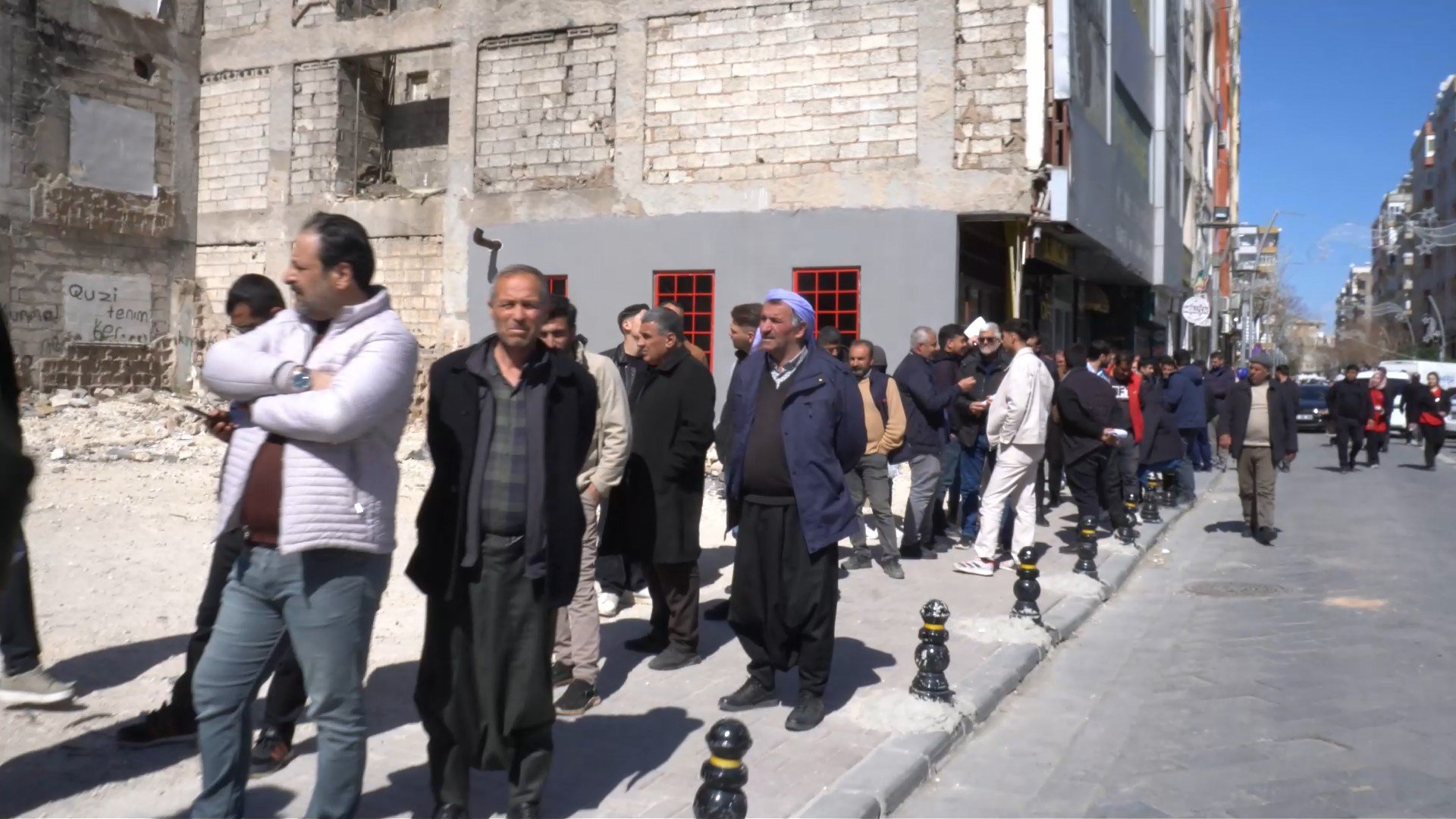 Şanlıurfa APP plaka kuyruk bekleyen vatandaşlar