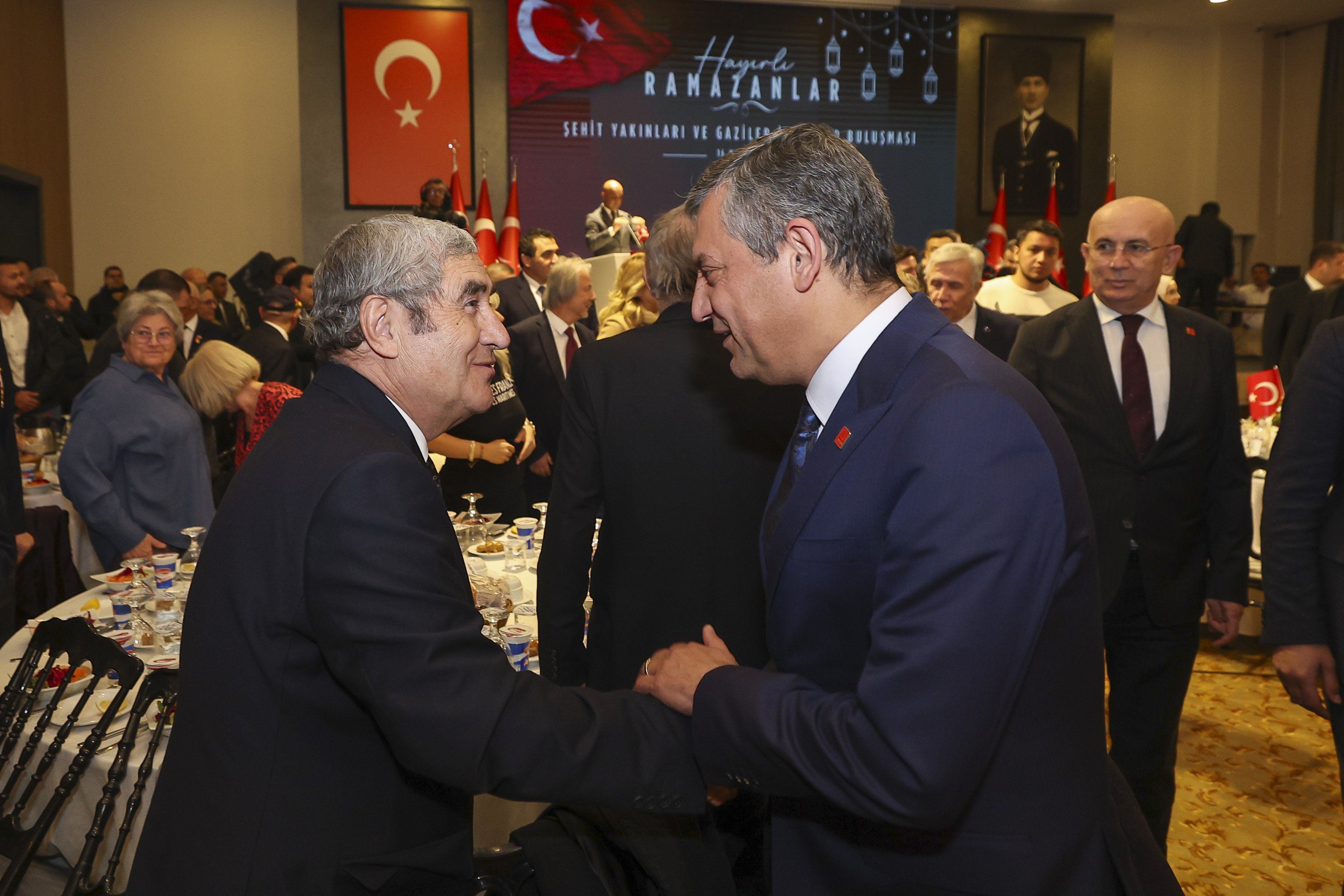 Özgür Özel Konuşmasını Sürdürüyor