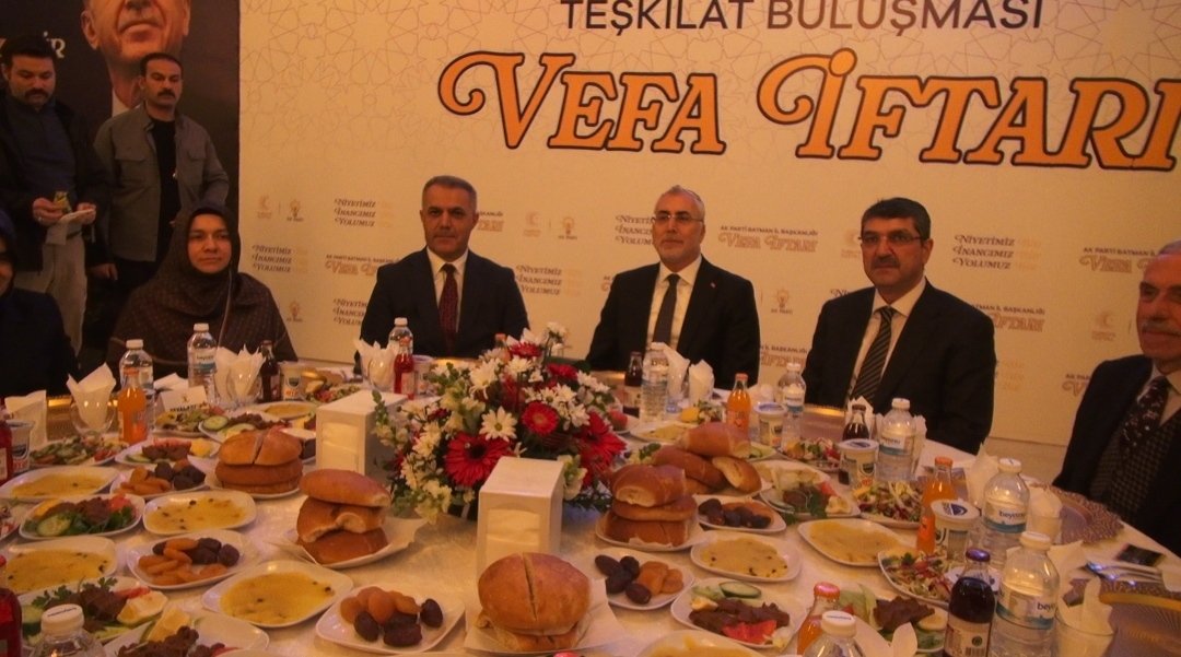 Bakan Vedat Işıkhan konuşma yaparken