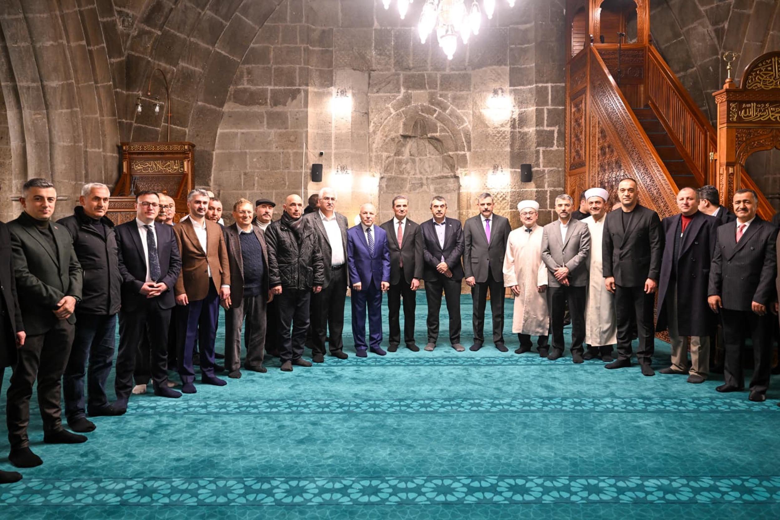 Bakanlar Çiftçi ve Tekin Erzurum Ulu Cami