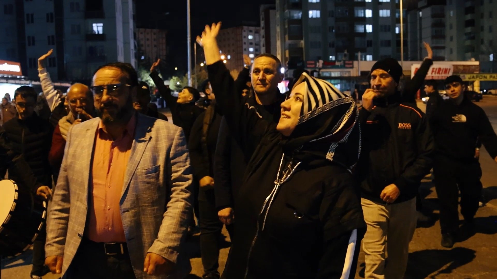 Kadir Gecesi ilahi söyleyen mahalleli gençler