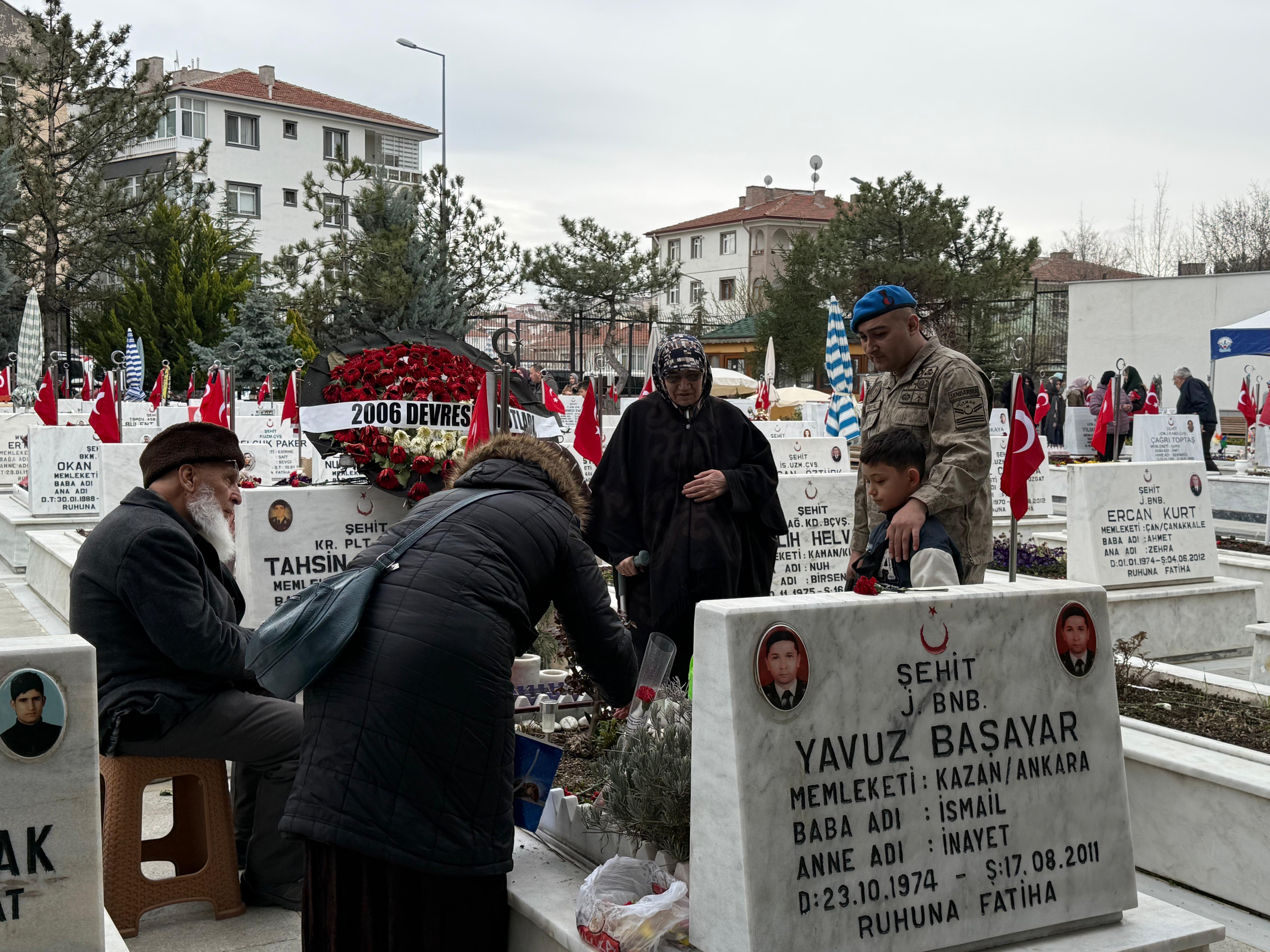 Aile ve Sosyal Hizmetler Bakanlığı ASDEP ekipleri şehitlik ziyaretçilerine karanfil dağıtıyor