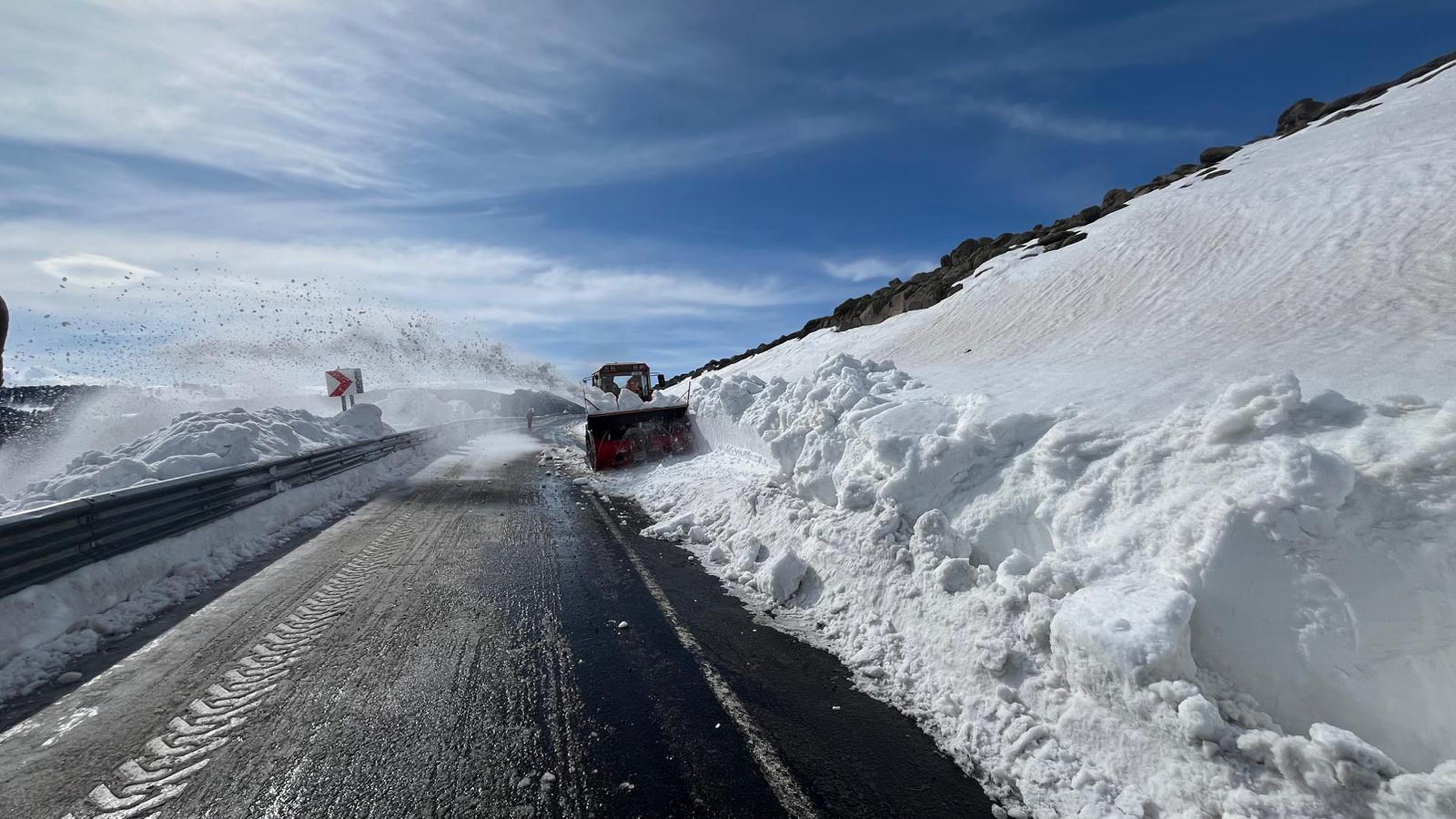 Karayolları ekipleri çalışıyor