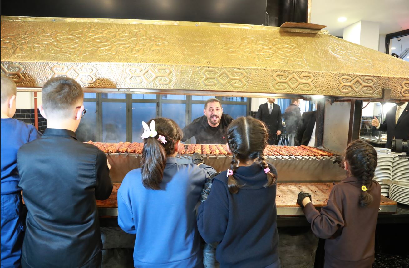 Bakan Göktaş iftar programında konuşma yapıyor