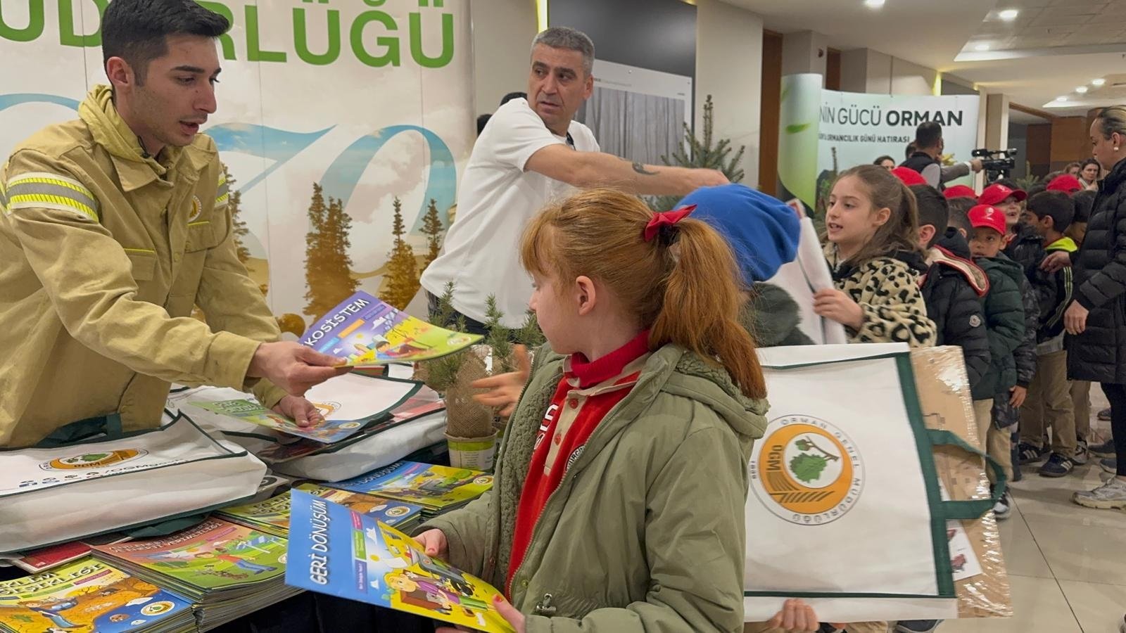 Orman Haftasında öğrencilere fidan dağıtımı