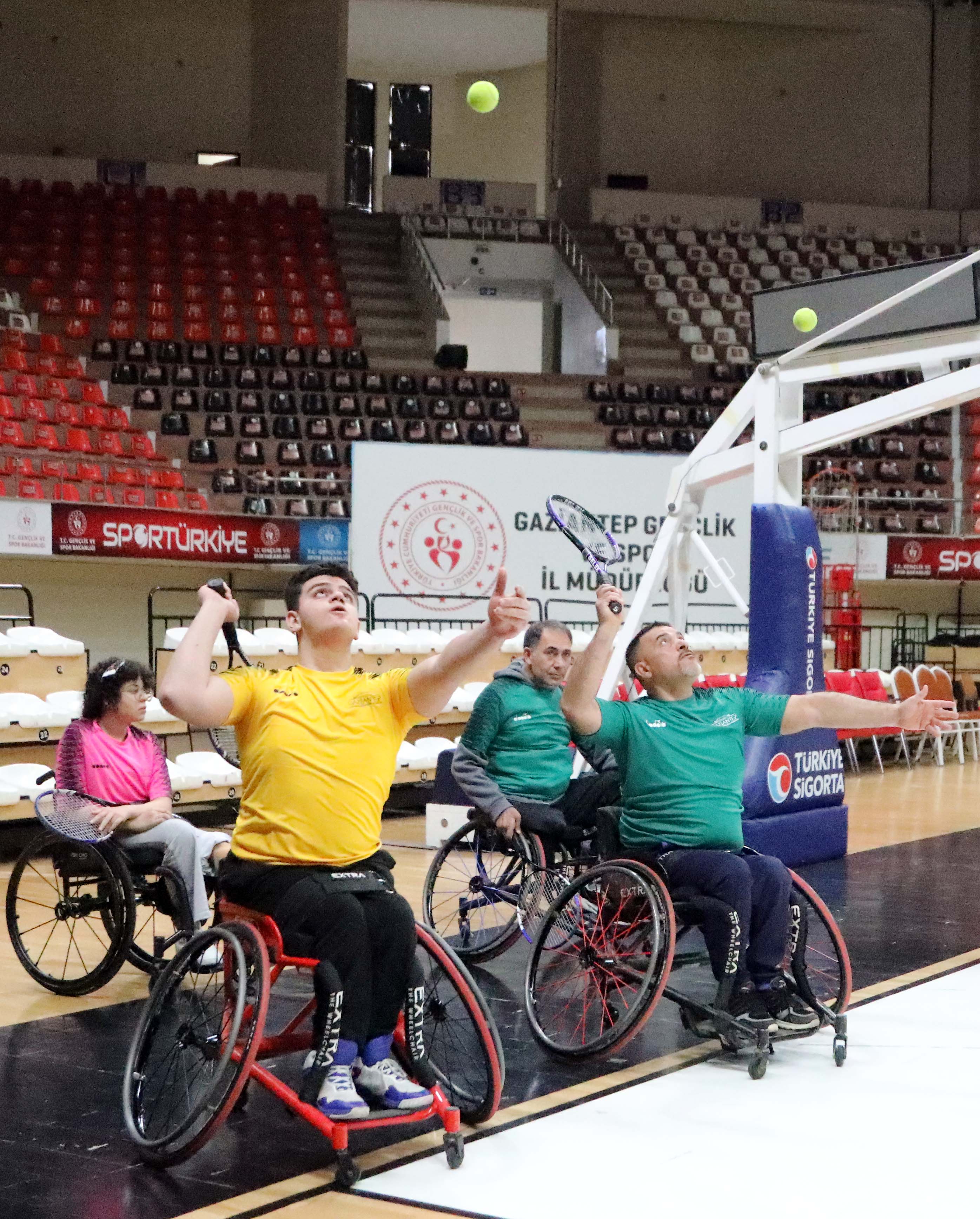 Tekerlekli sandalyede tenis