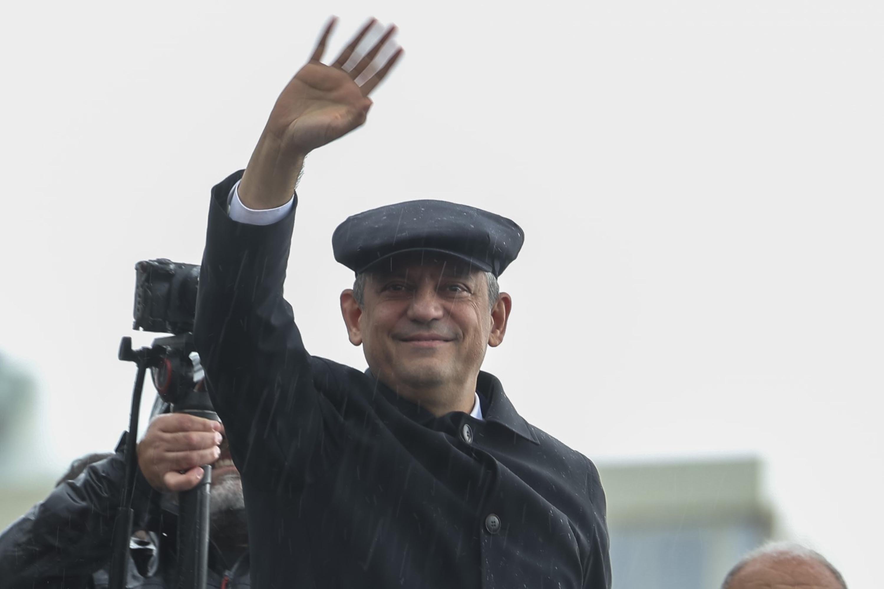 Özgür Özel ve Partililer