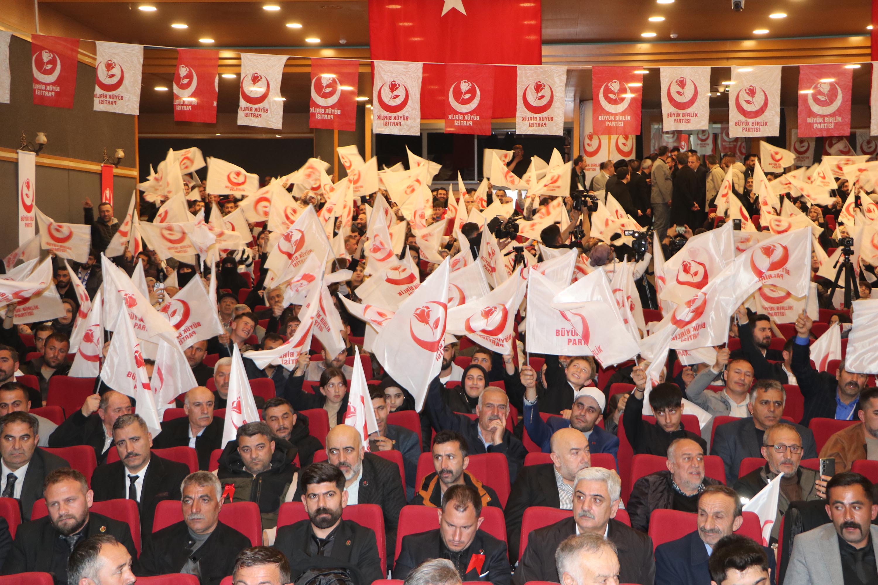 Mustafa Destici BBP partililerle fotoğraf