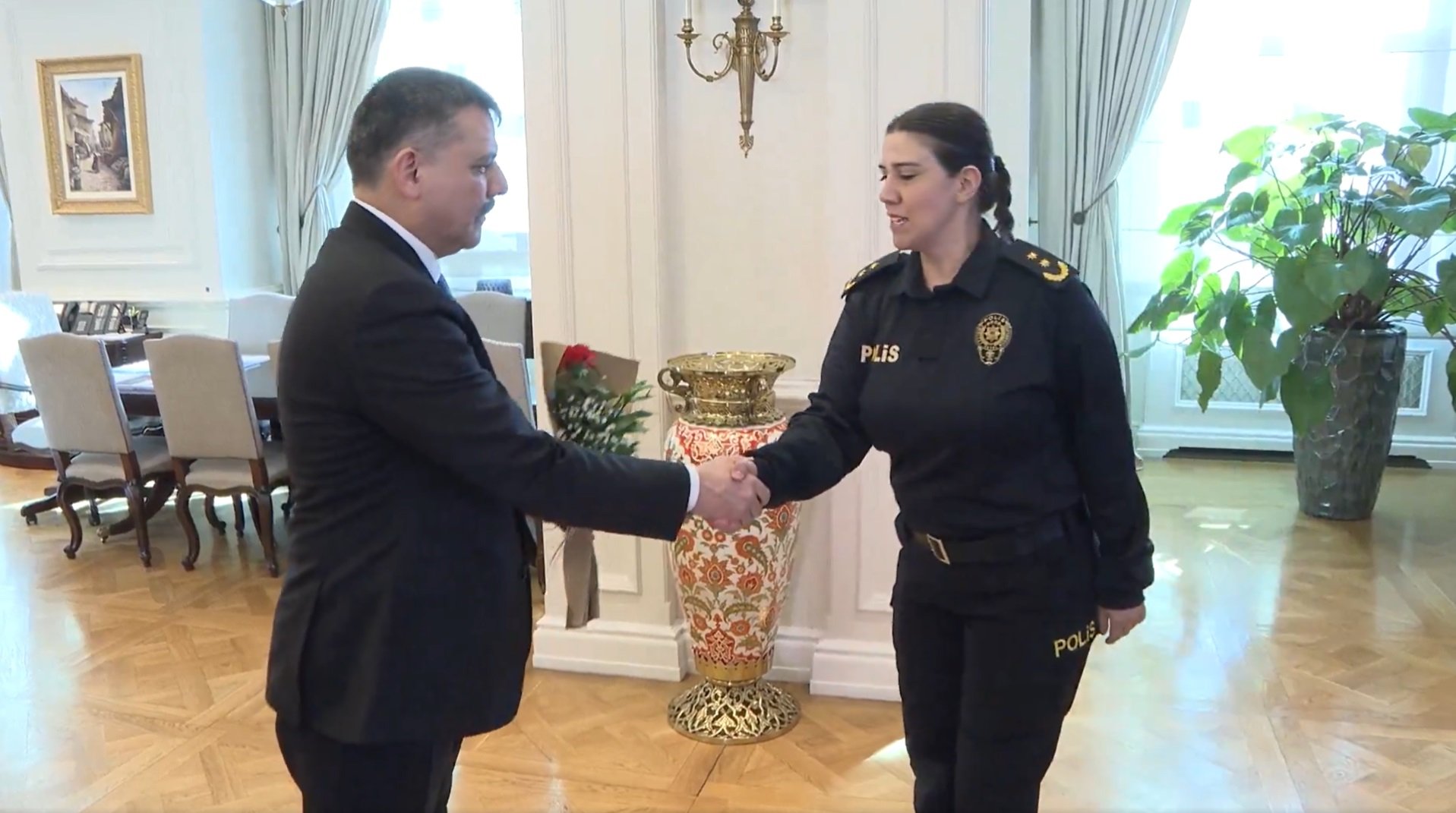 İçişleri Bakanı Mustafa Çiftçi Kadın Personellere Karanfil Veriyor