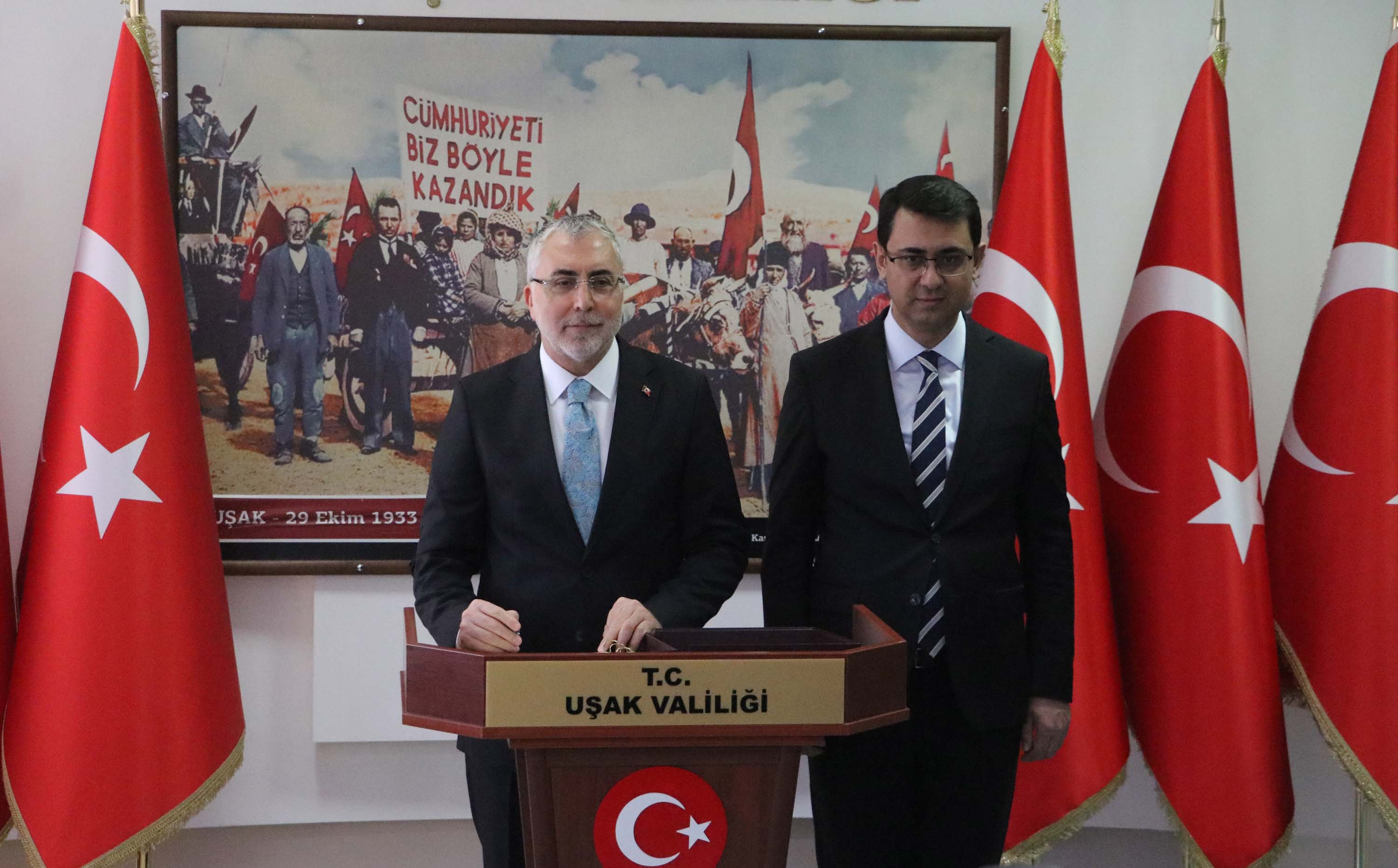 Bakan Vedat Işıkhan Uşak Valisi Serdar Kartal ile görüşüyor