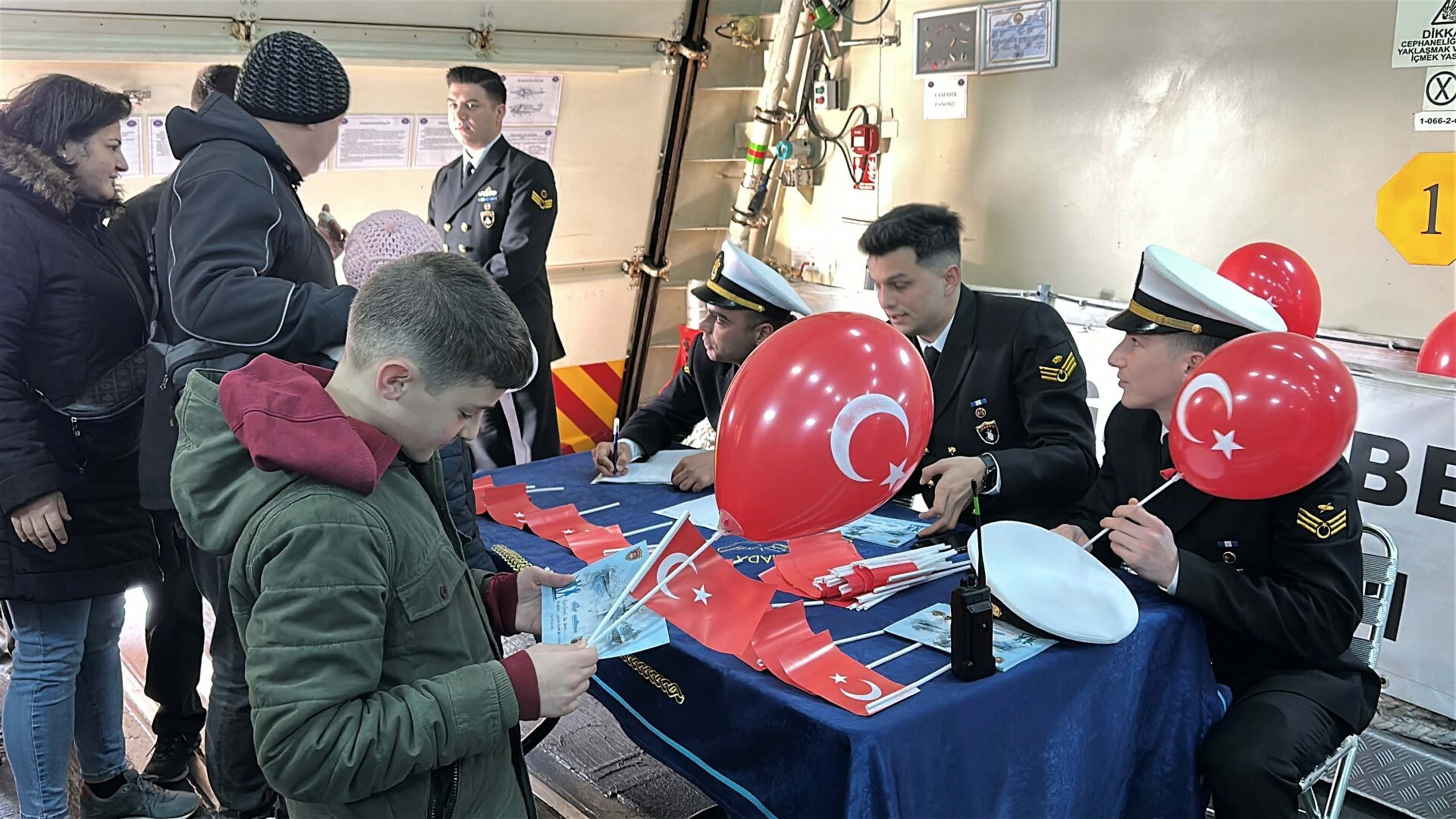 Askerler Vatandaşlara Bilgi Veriyor