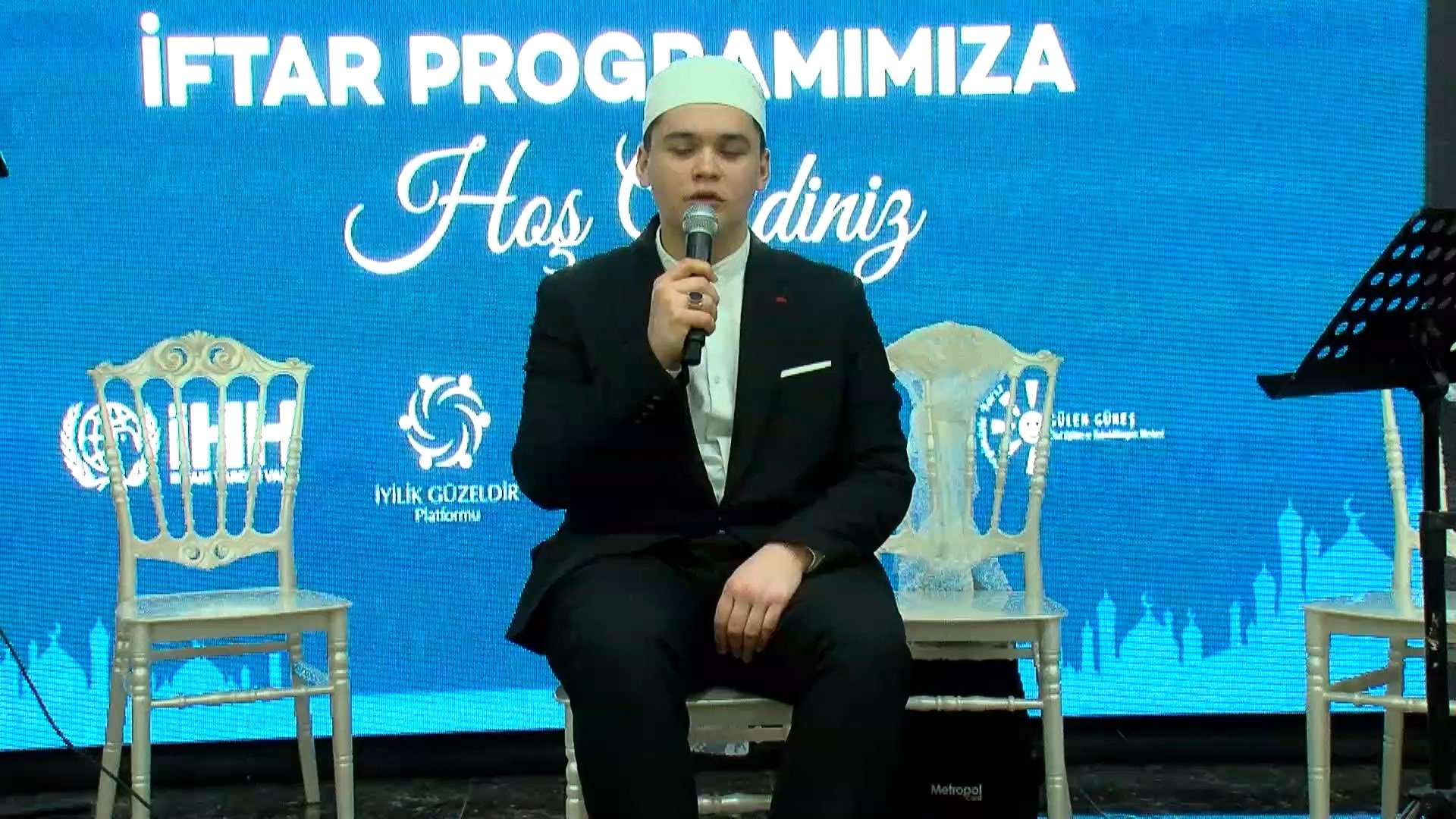 Bakan Ömer Bolat iftar programında katılımcılarla sohbet ediyor