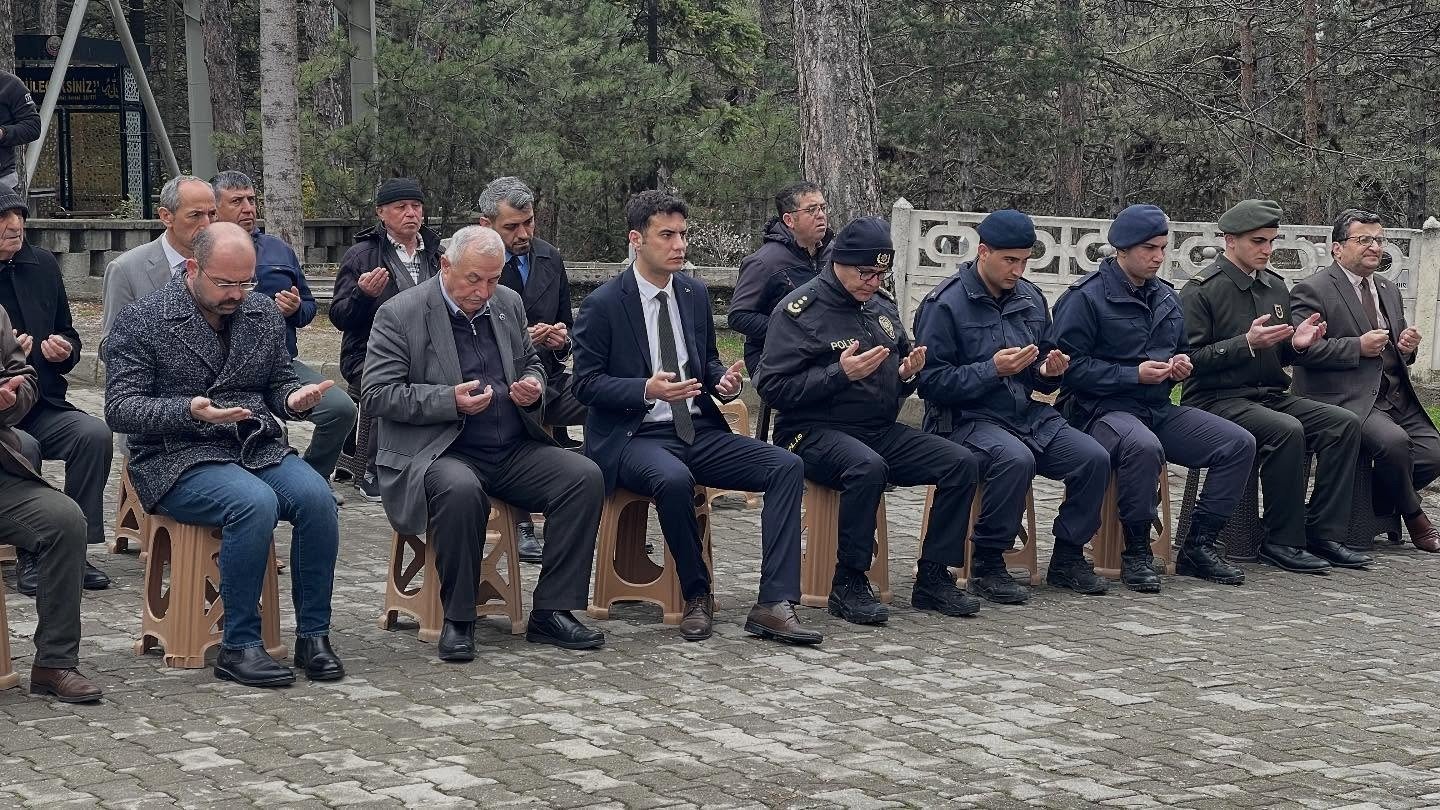 İlçe Müftüsü Mahmut Uluşahan Dua Ediyor