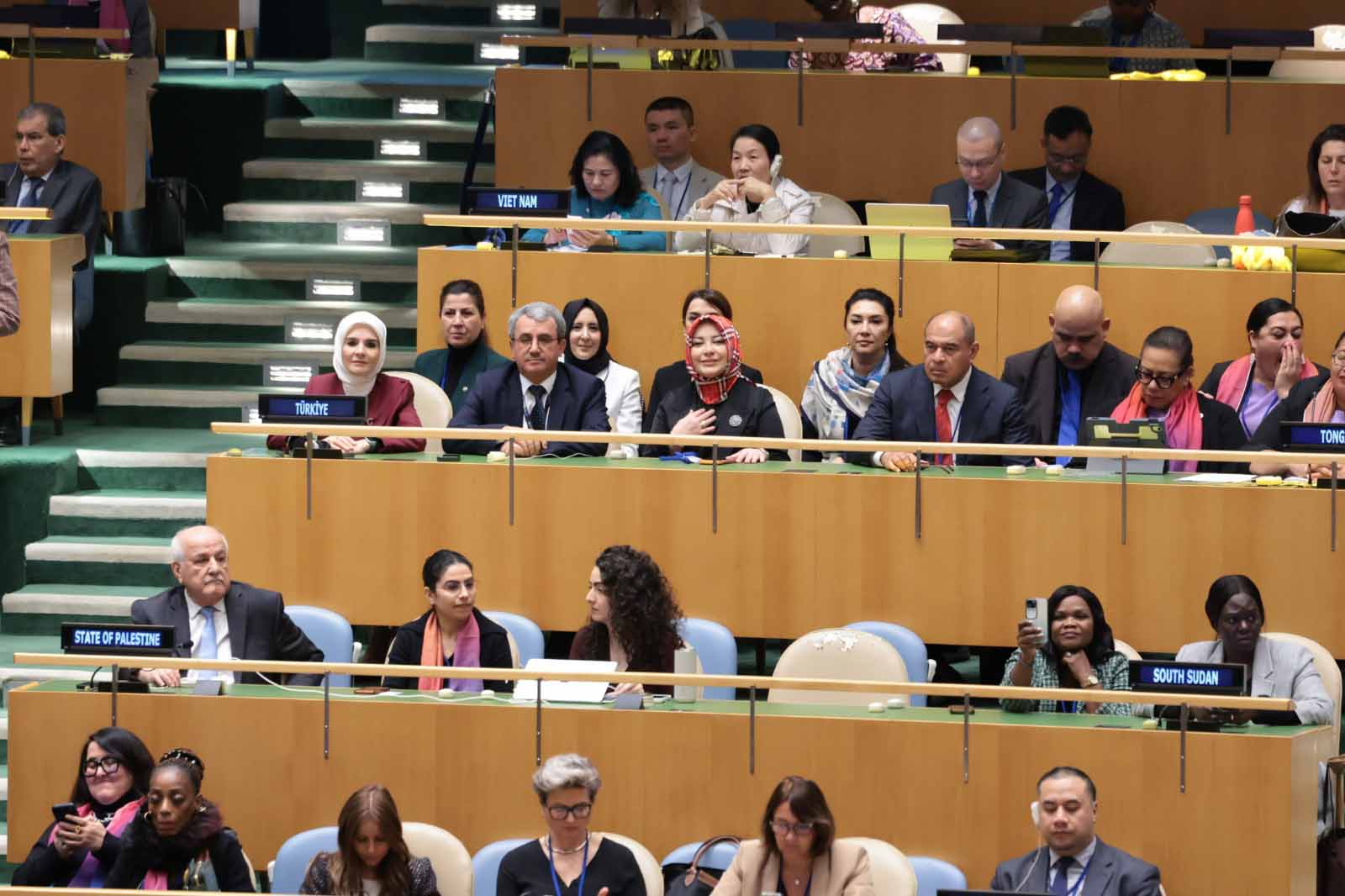 Bakan Göktaş toplantıda konuşma yapıyor