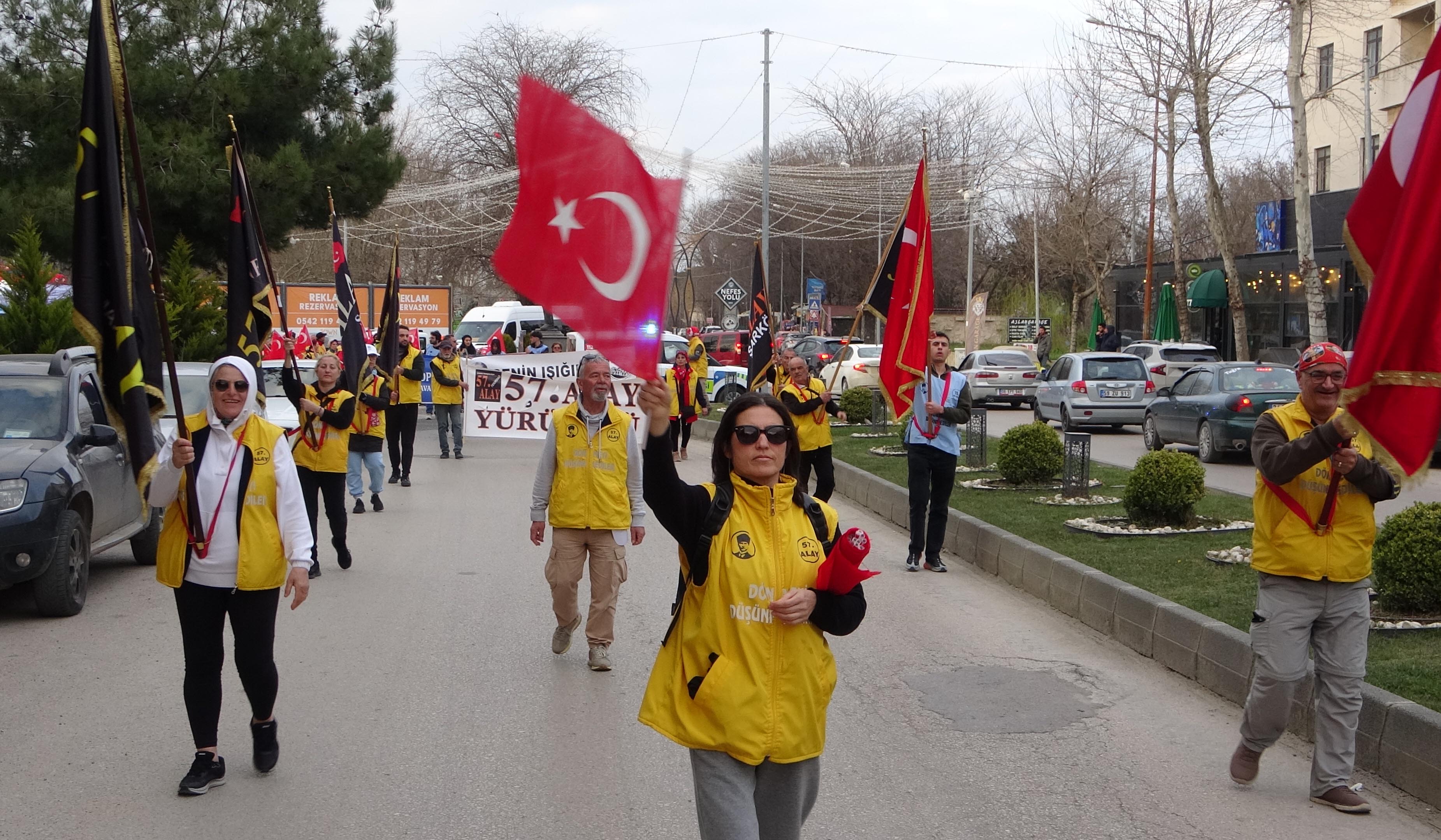 Vefa Yürüyüşü Türk Bayrakları