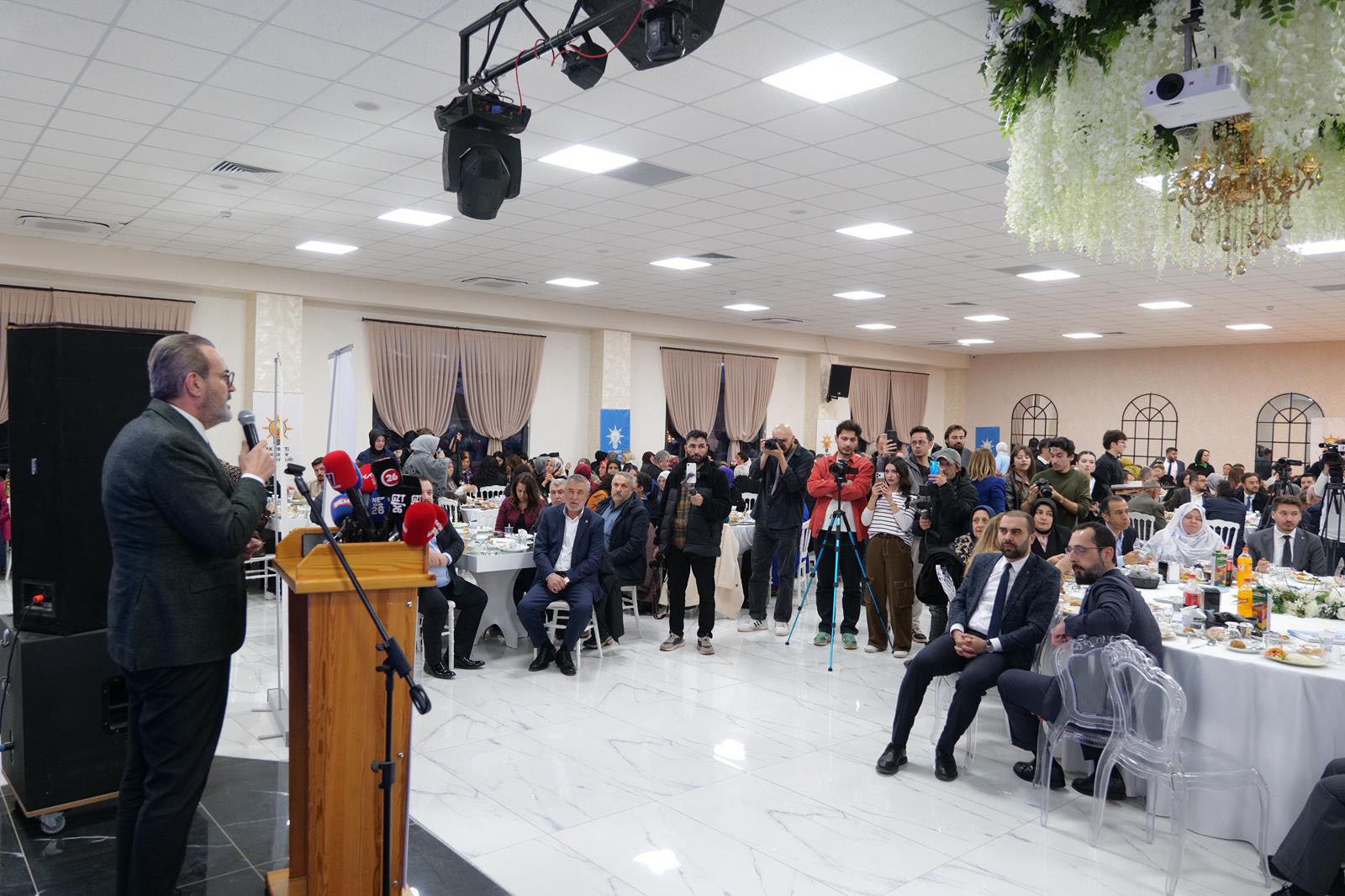 Mahir Ünal konuşma yapıyor