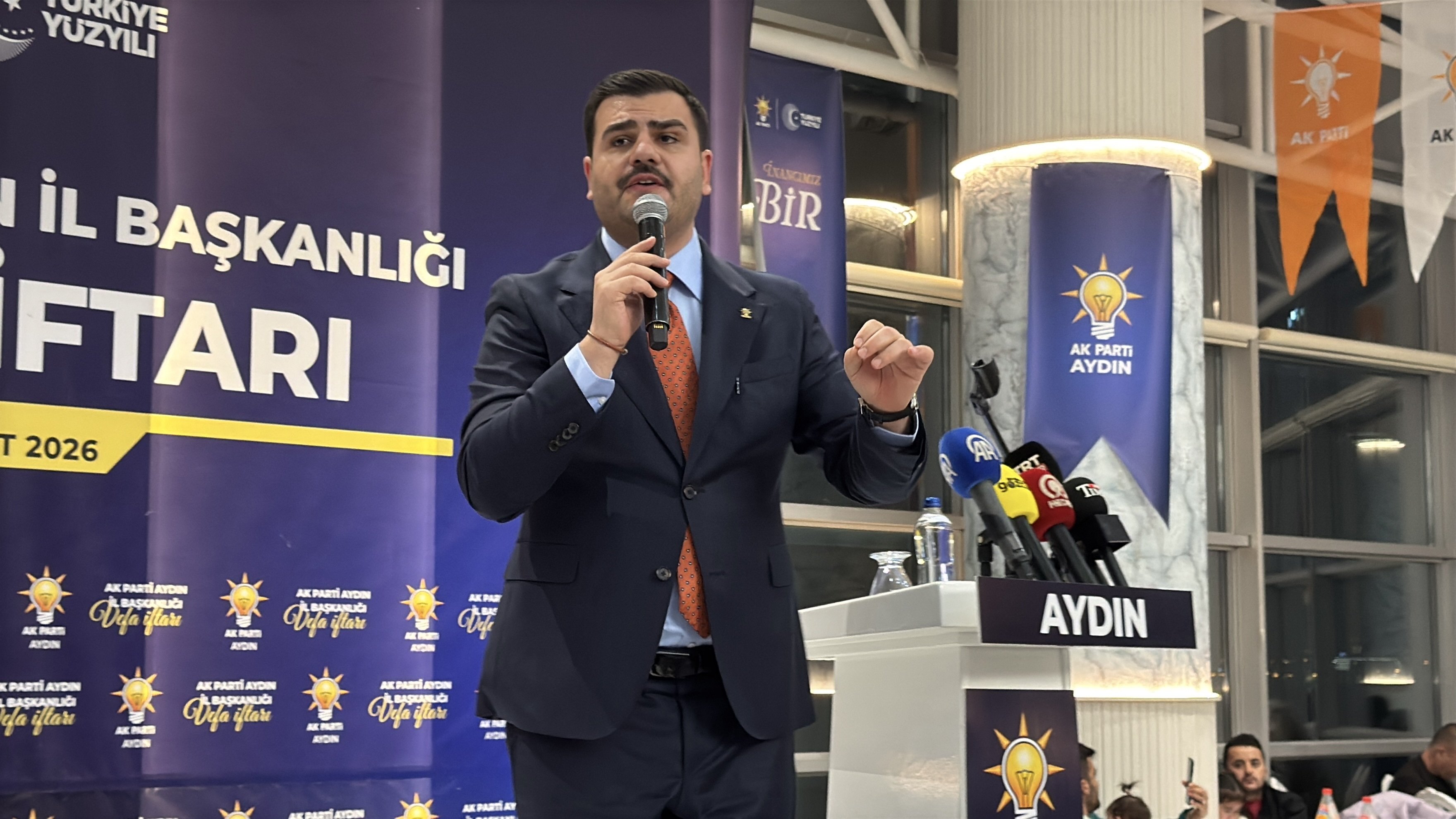 Eyyüp Kadir İnan Konuşma Yapıyor