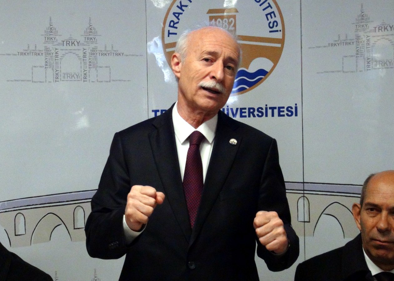 Kanlı sancağa karanfil bırakılıyor