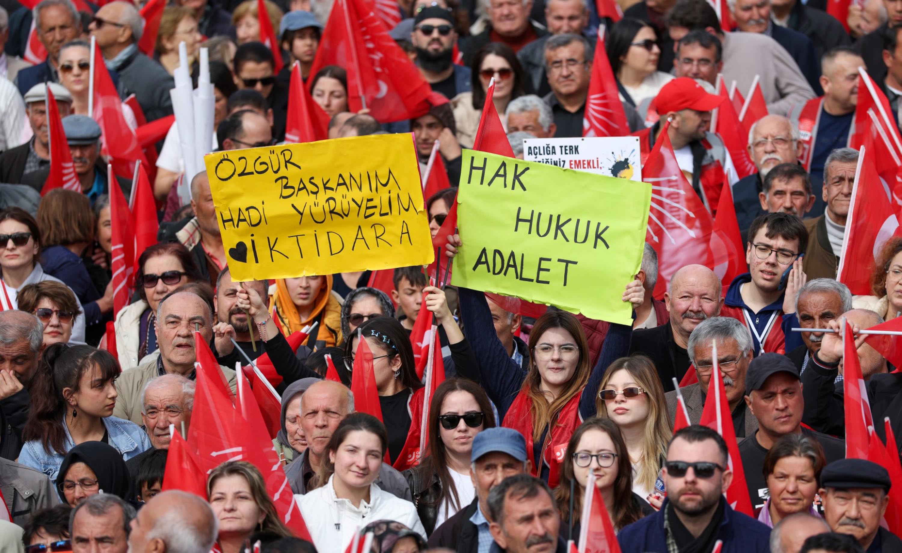 Kalabalık CHP Destekçileri