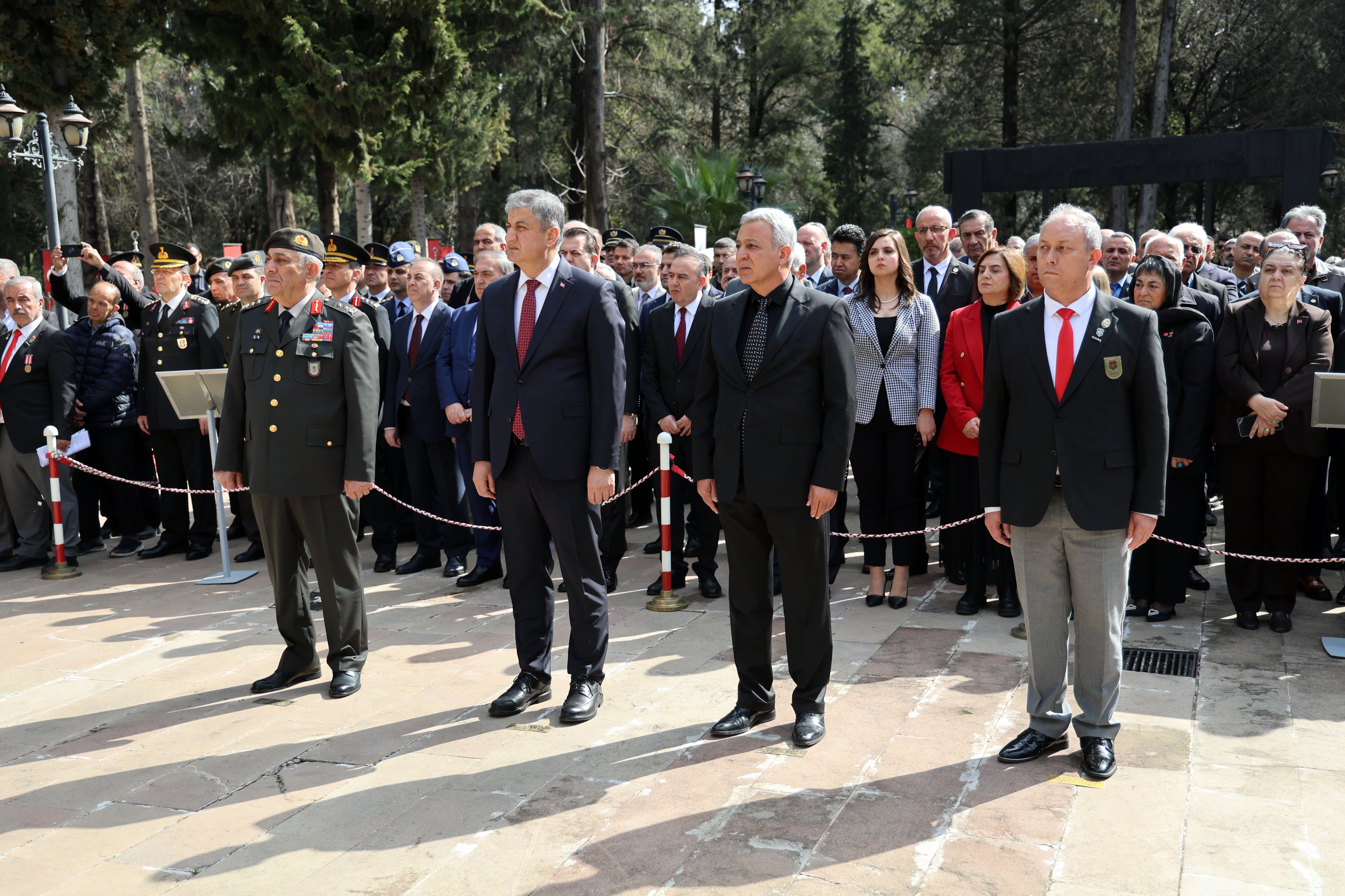 Adana şehitlik töreni katılımcıları