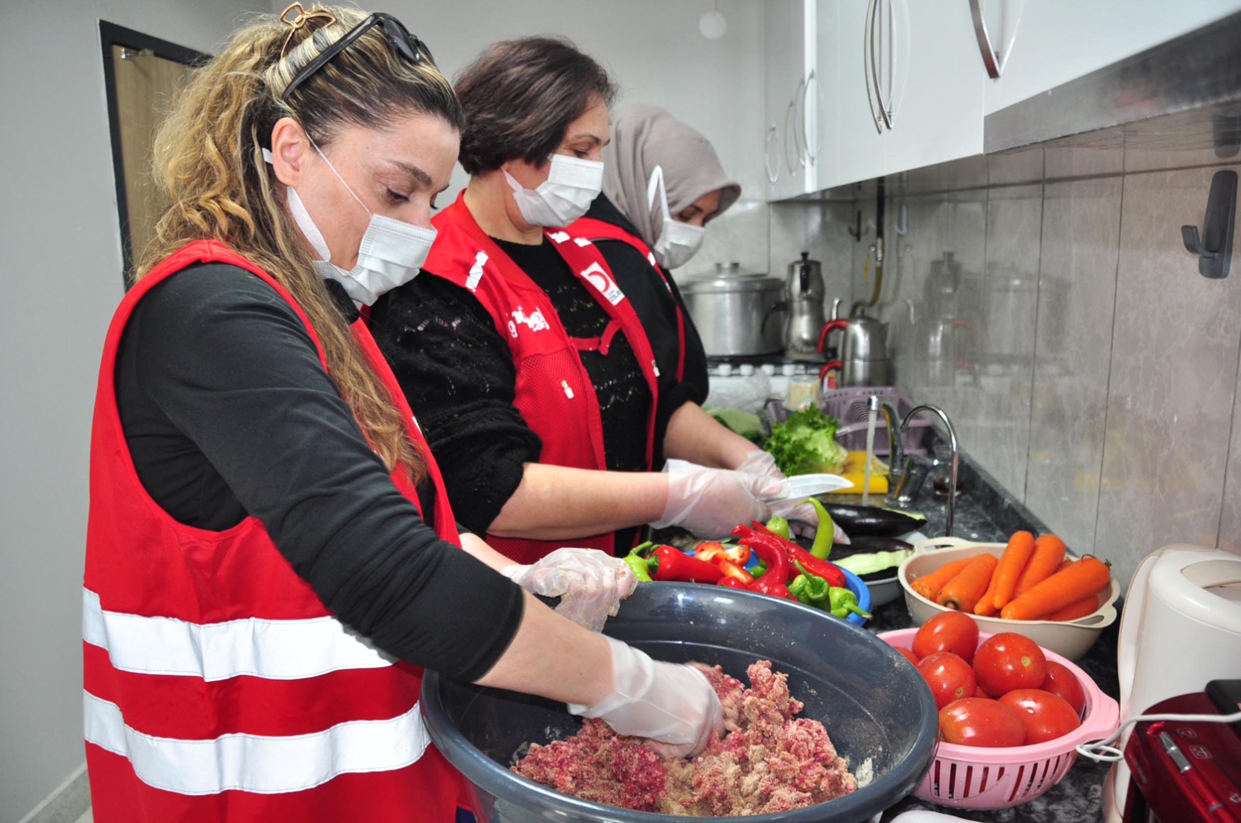 Kızılay gönüllüleri yemek dağıtımında
