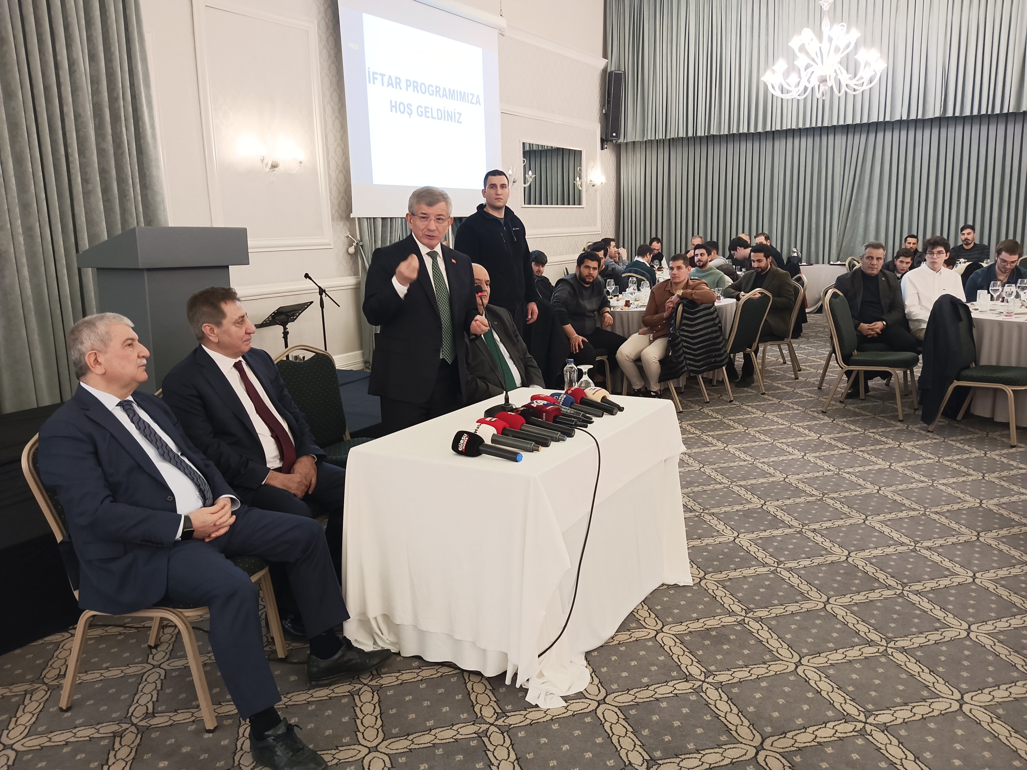 Davutoğlu konuşma yapıyor