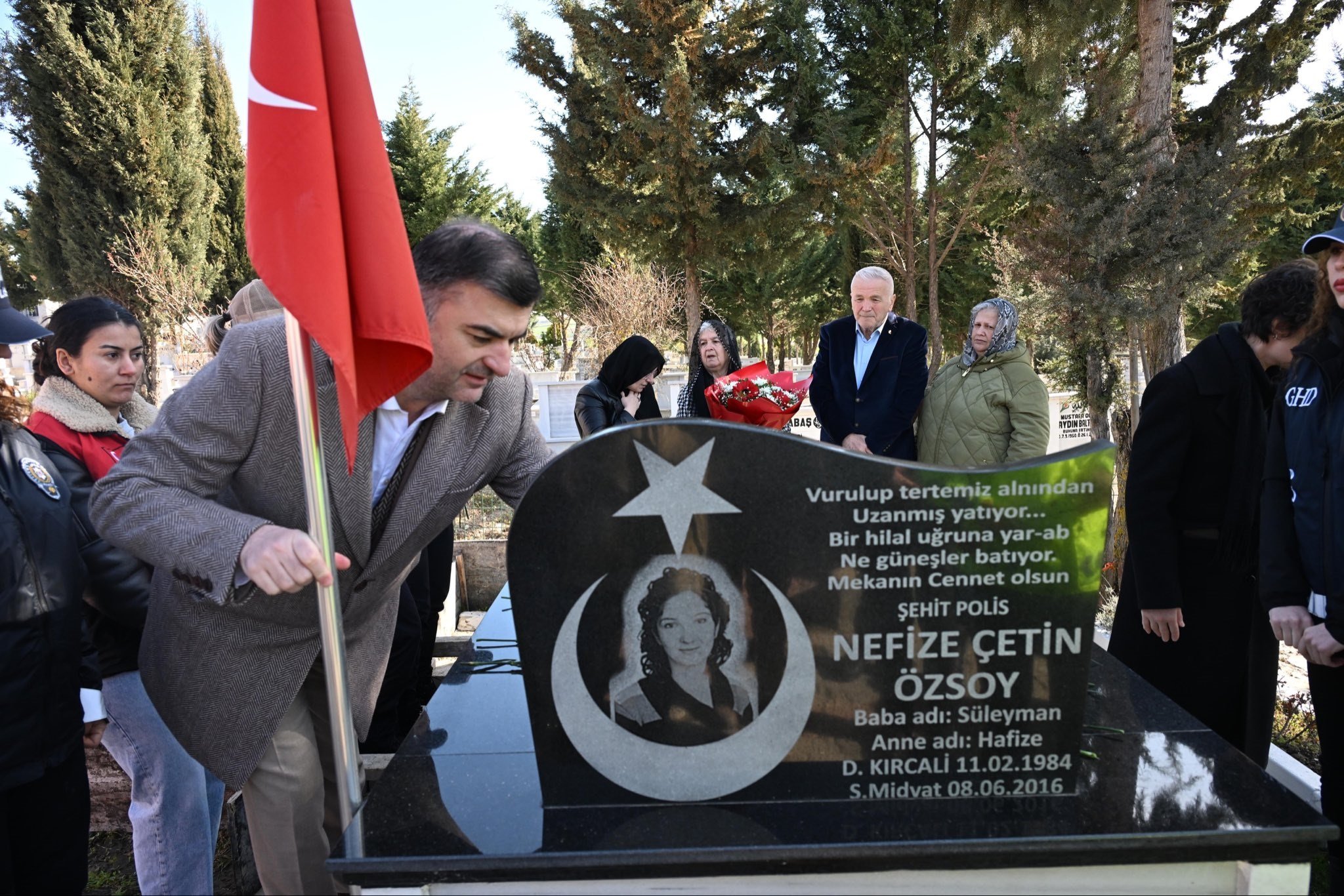 Kadın polisler şehit kabrine karanfil bırakıyor