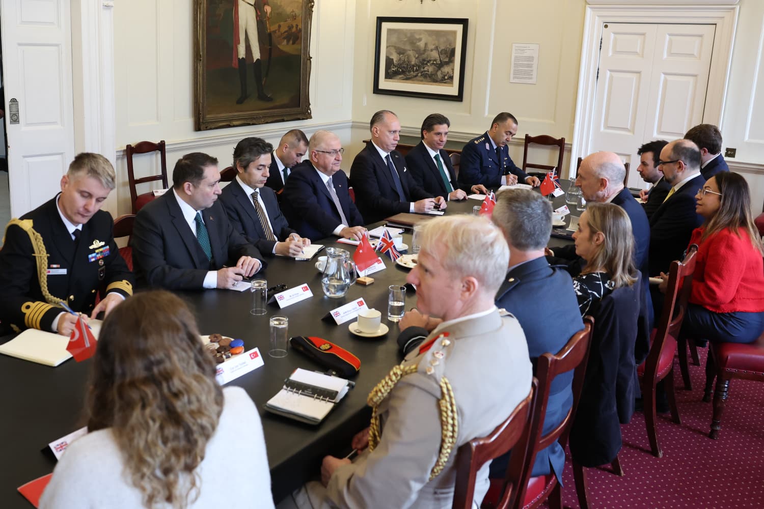 Güler ve Healey sözleşme imzalıyor