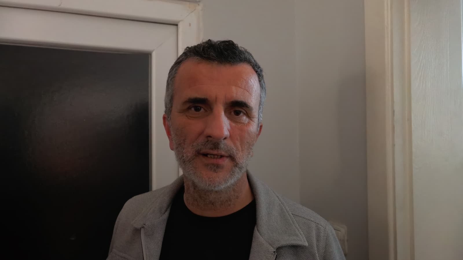 Emniyet Genel Müdürlüğü logosu ve trafik uyarısı