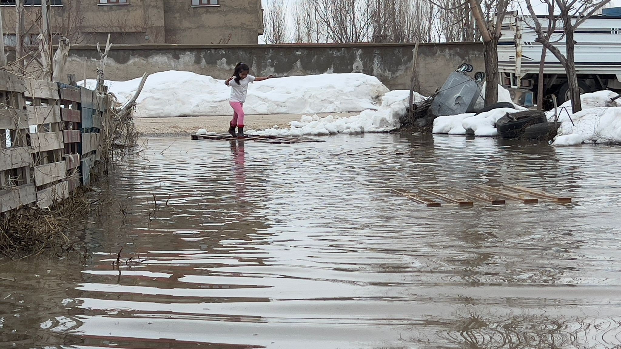 Yüksekova su baskını palet