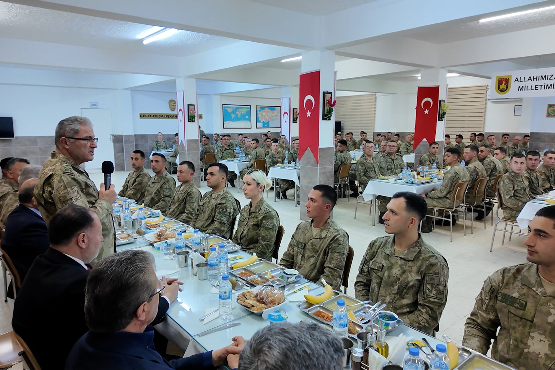 Orgeneral Metin Tokel Mehmetçikle iftar