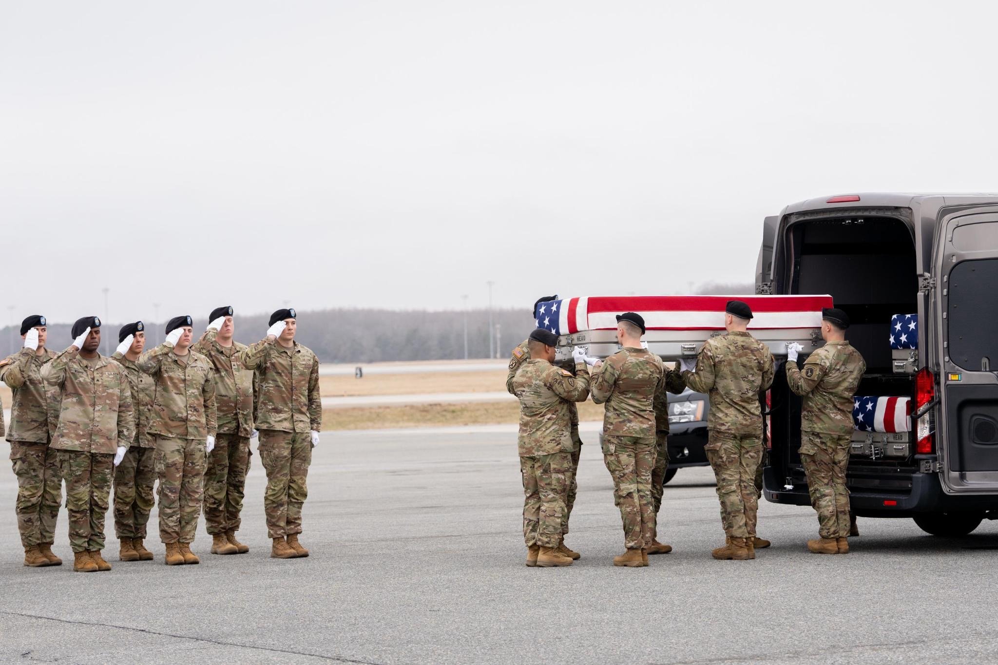 ABD askerlerinin cenazeleri Dover Hava Kuvvetleri Üssü