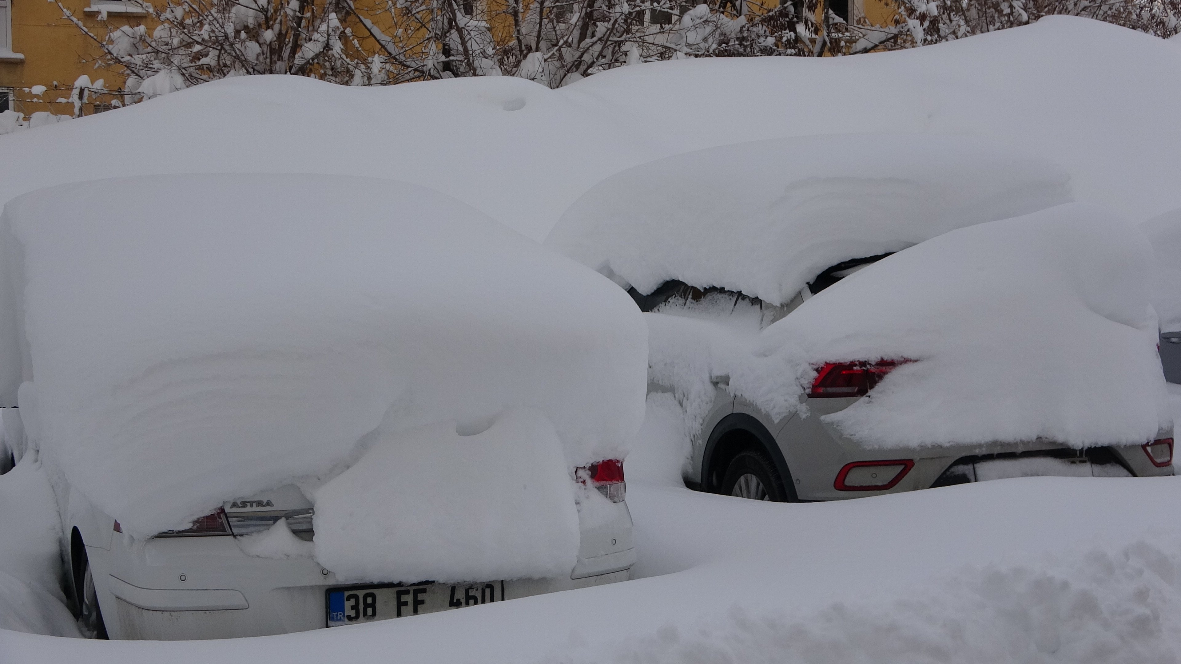 Bitlis kar altında araçlar