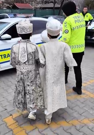 Çocuklar polis arabasında