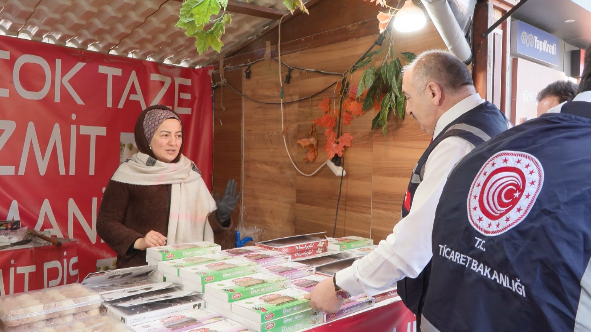 Denetim ekibi fiyat etiketlerini kontrol ediyor