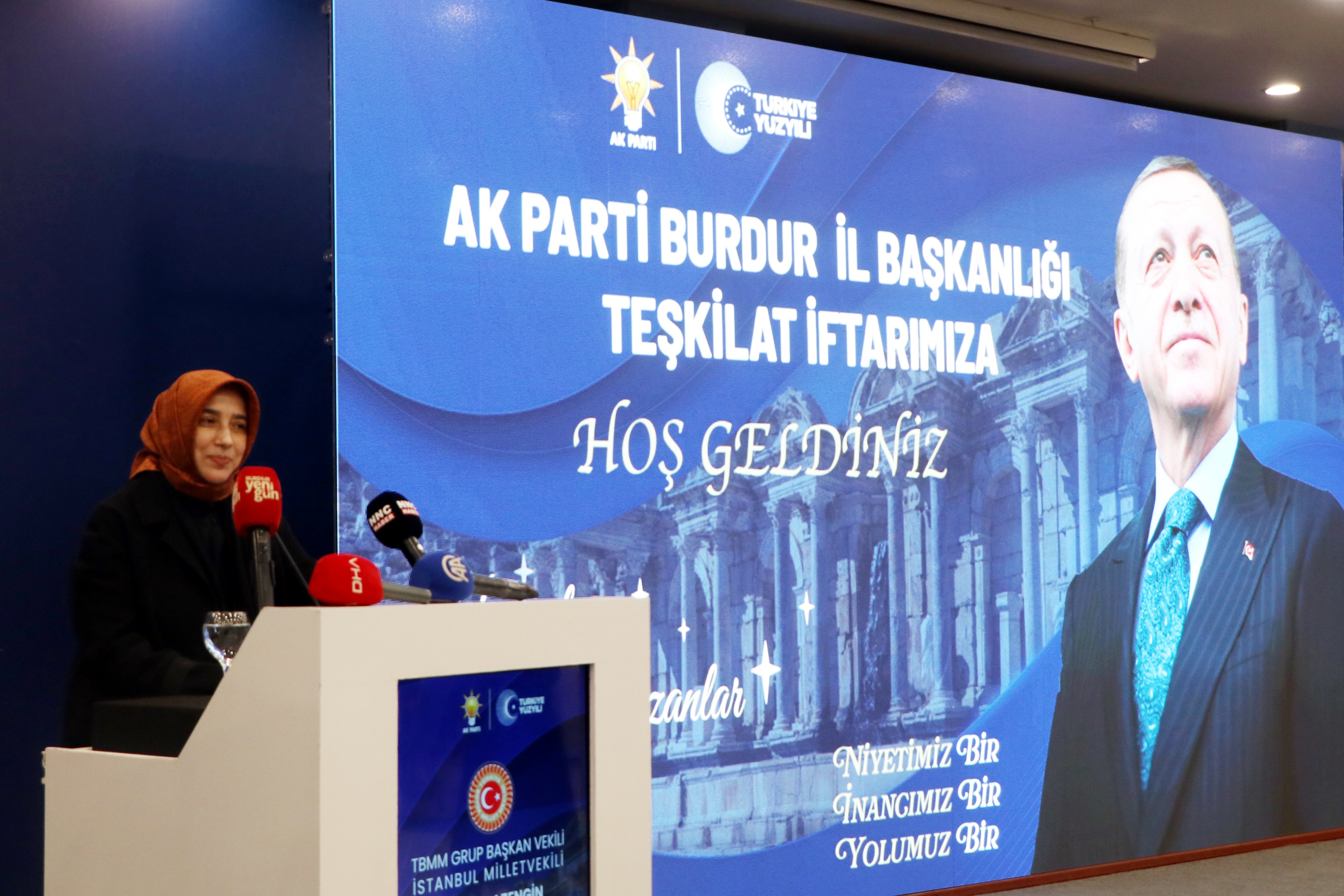 Özlem Zengin konuşma yapıyor