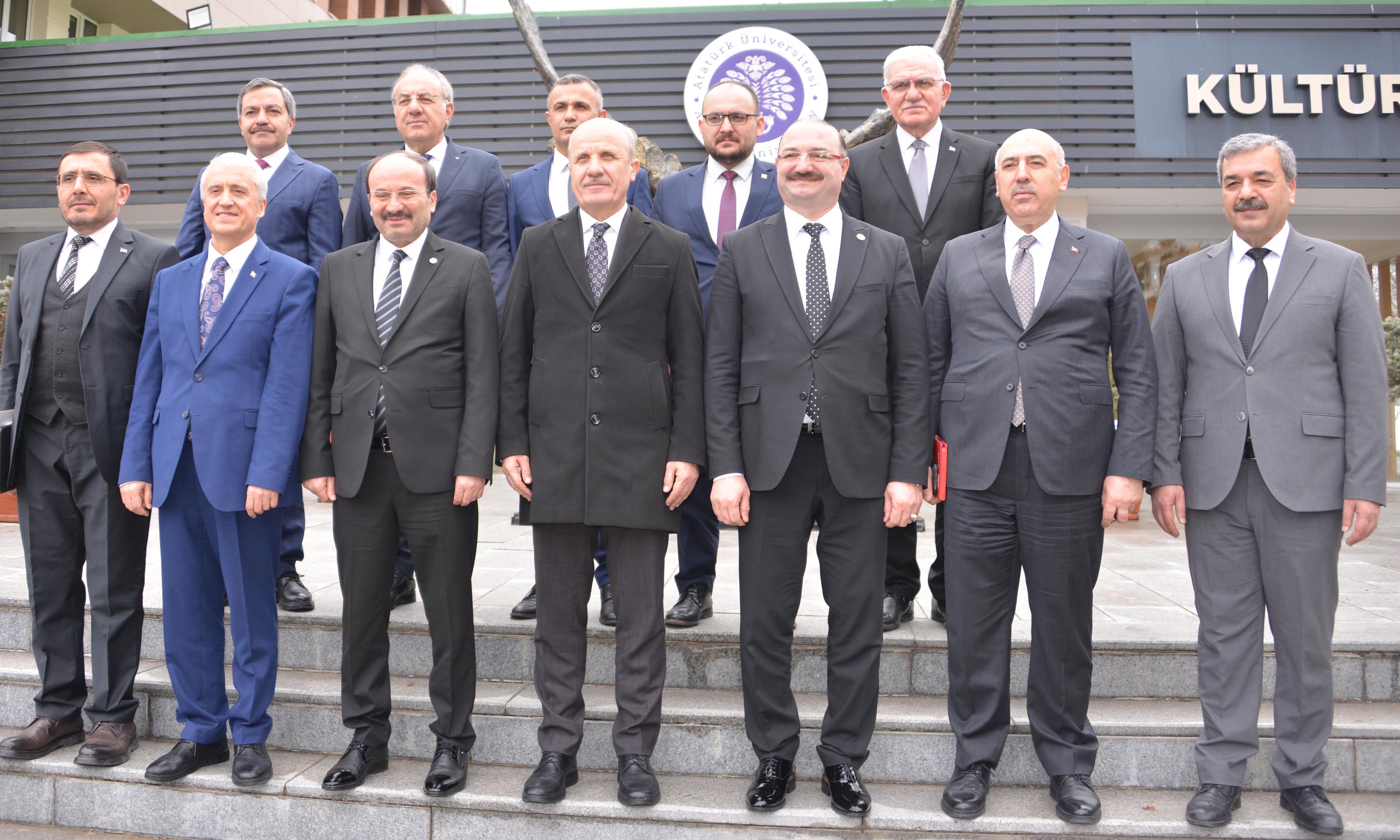 YÖK Başkanı Özvar hediye alırken