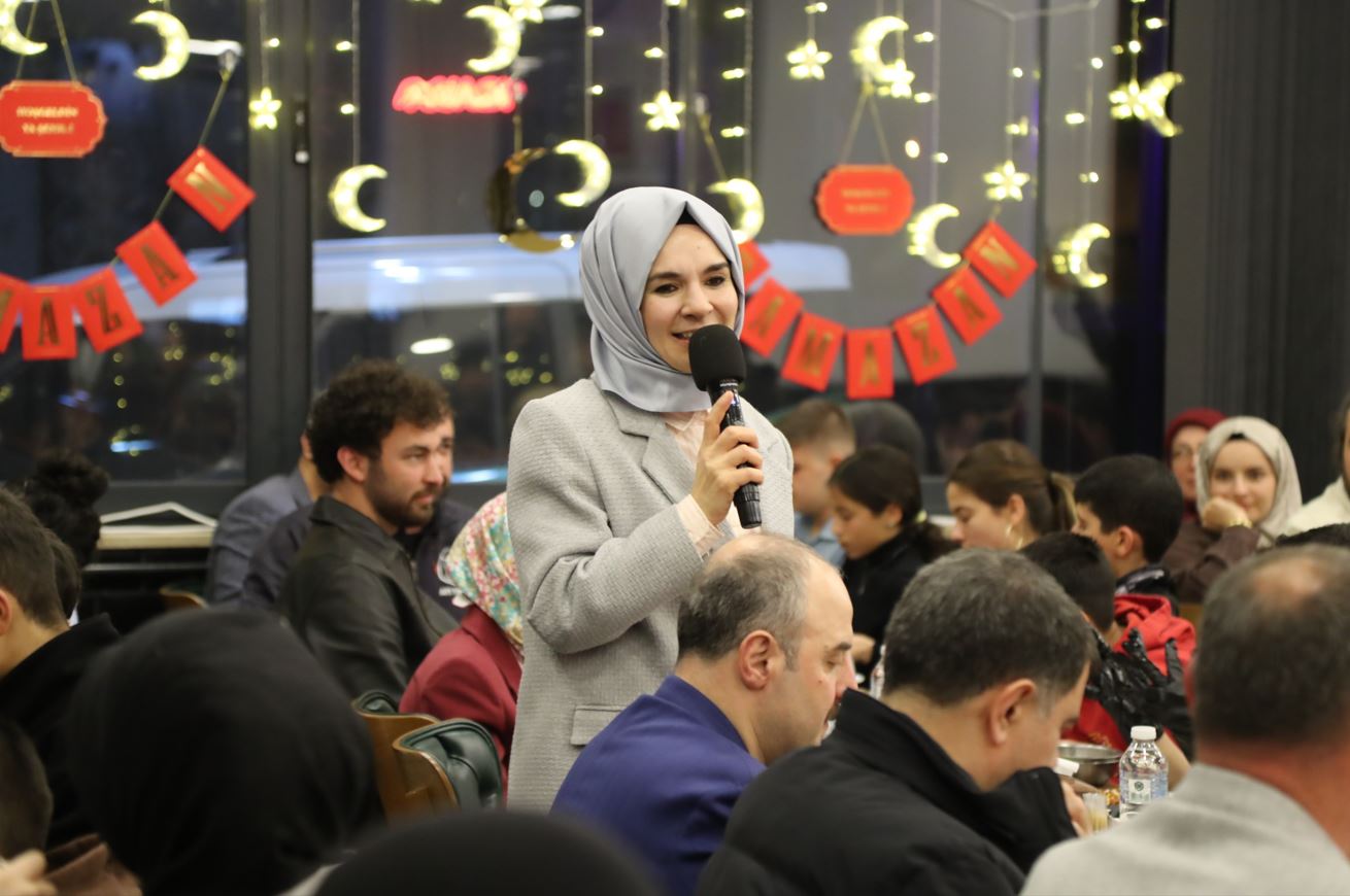 Çocuklar iftar programında