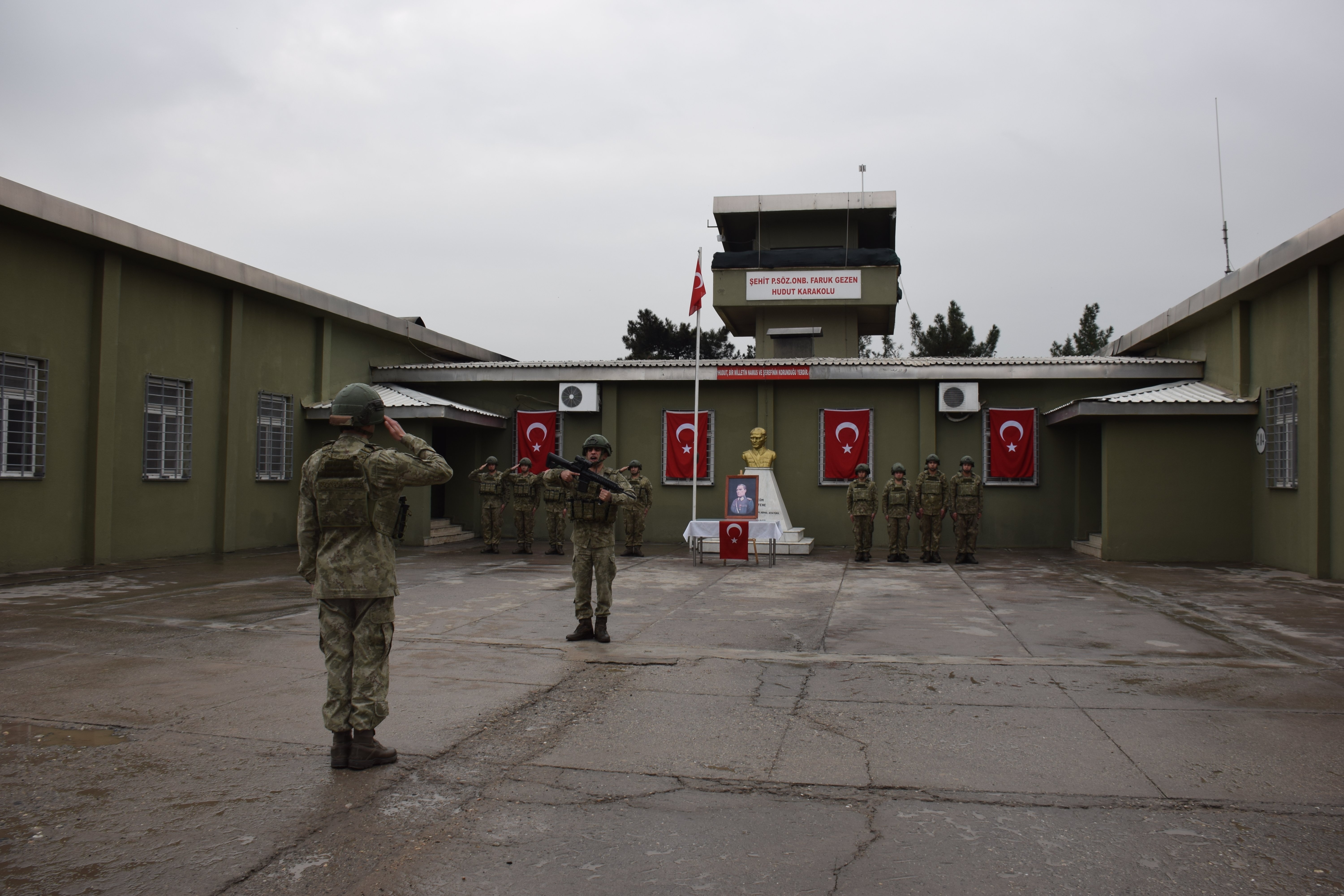 Mehmetçik sınırda bayram